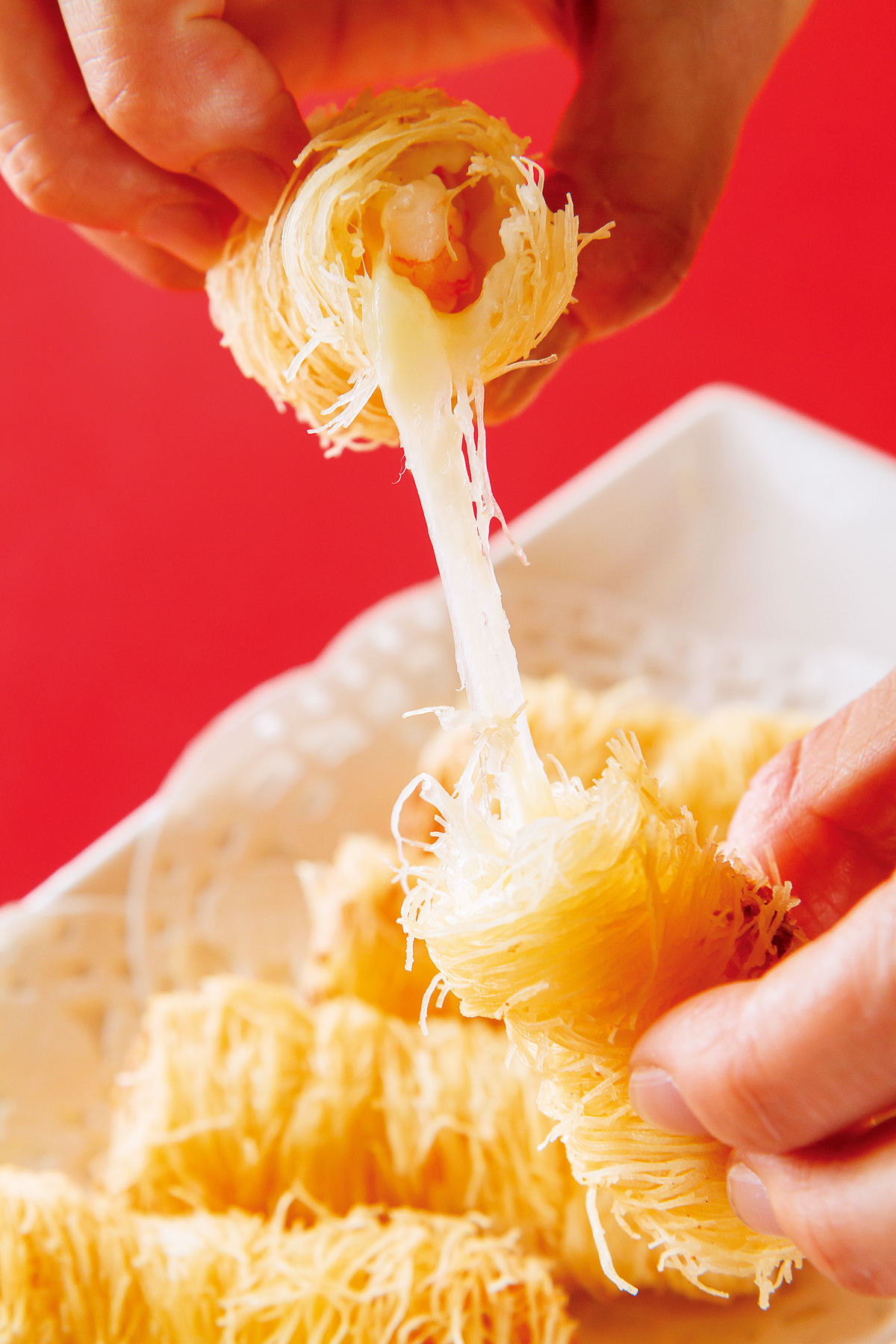 金絲白汁明蝦內含法式白醬，趁熱掰開層次豐富，兼具香味和口感。（攝影：呂恩賜）