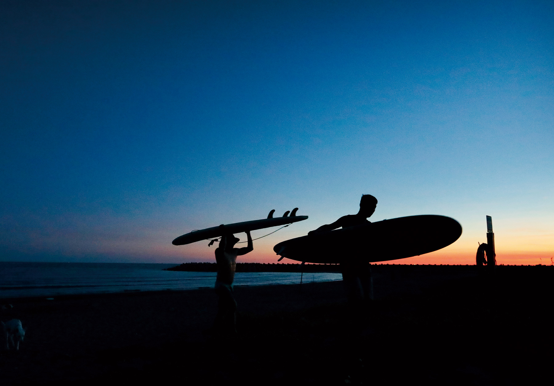 傍晚衝浪客聚集，是漁光島最熱鬧的時刻。夕陽落下後，島上回歸一片寧靜。（攝影／楊文財）
