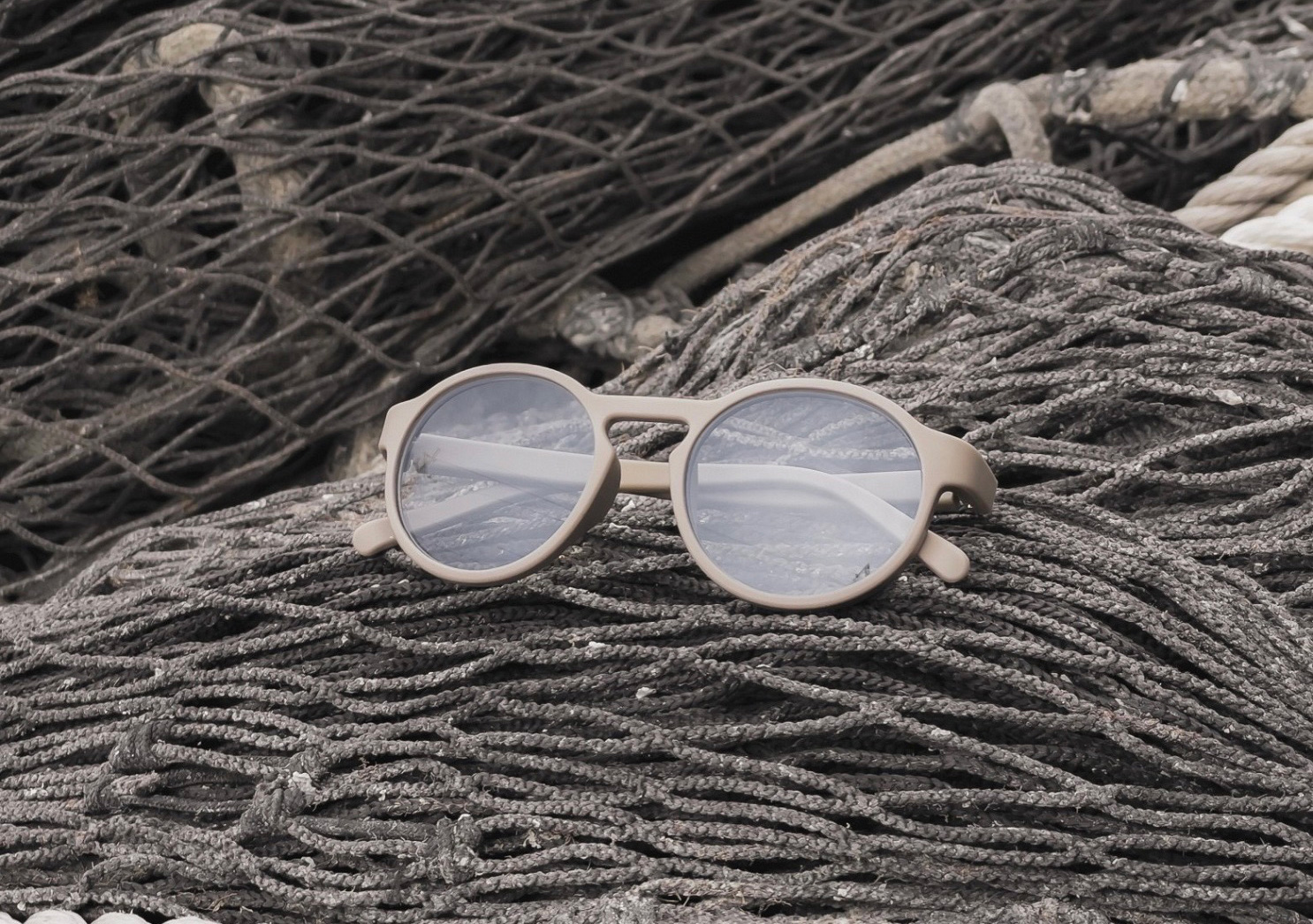 設計品牌「Hibāng」採用廢棄漁網再生材料，製作100％友漁循環的鏡框、鏡鍊和眼鏡盒。（圖片來源／誠品）