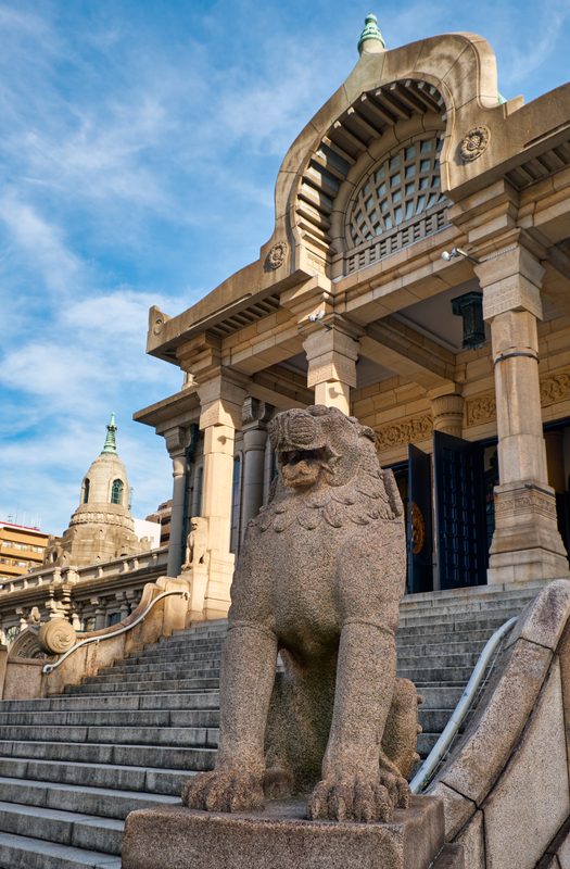 建築師伊東忠太酷愛動物，在築地本願寺入口階梯兩側，是有翅膀的大型獅子雕像。（圖片來源／Dreamstime）