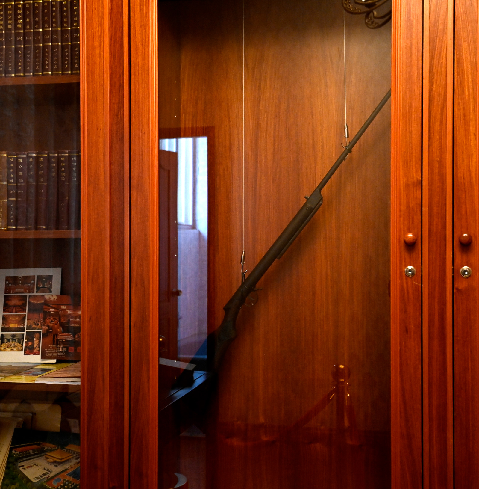 孔二小姐收藏的獵槍也在書房展示。（攝影／程思迪）