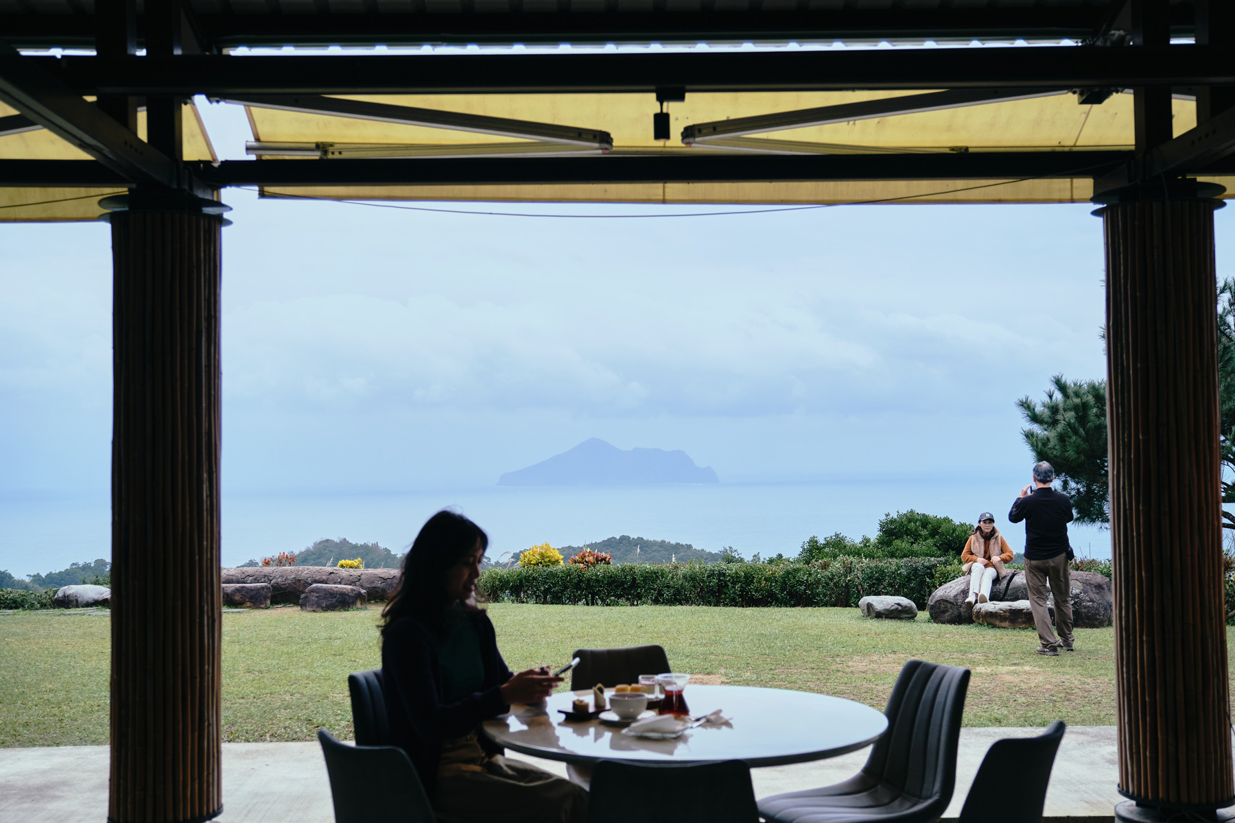 園區內的山頂咖啡廳前方，有一片充滿綠意的草皮，還能遠眺龜山島景觀。（攝影／石吉弘）