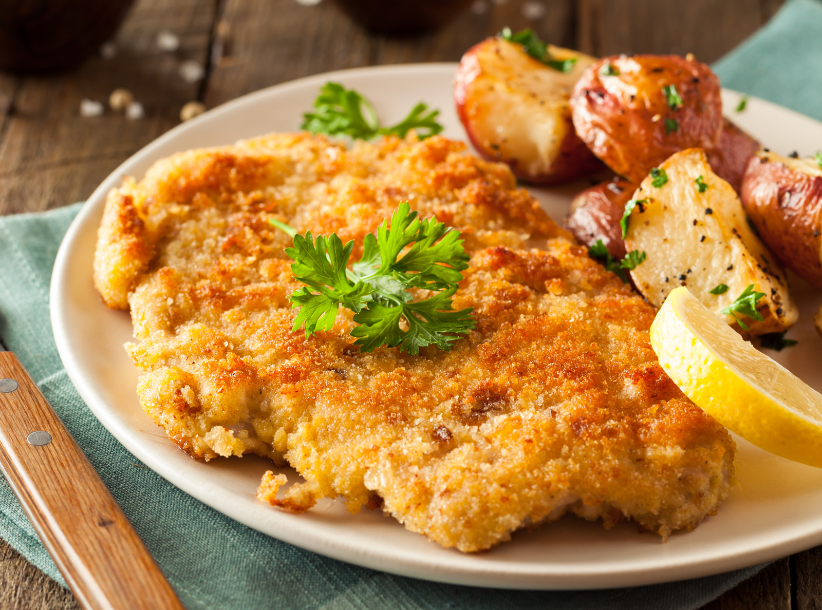 維也納炸牛排（Wiener Schnitzel）被譽為奧地利的國菜，將小牛肉裹上麵包屑，酥炸成金黃色。（圖片來源／shutterstock）