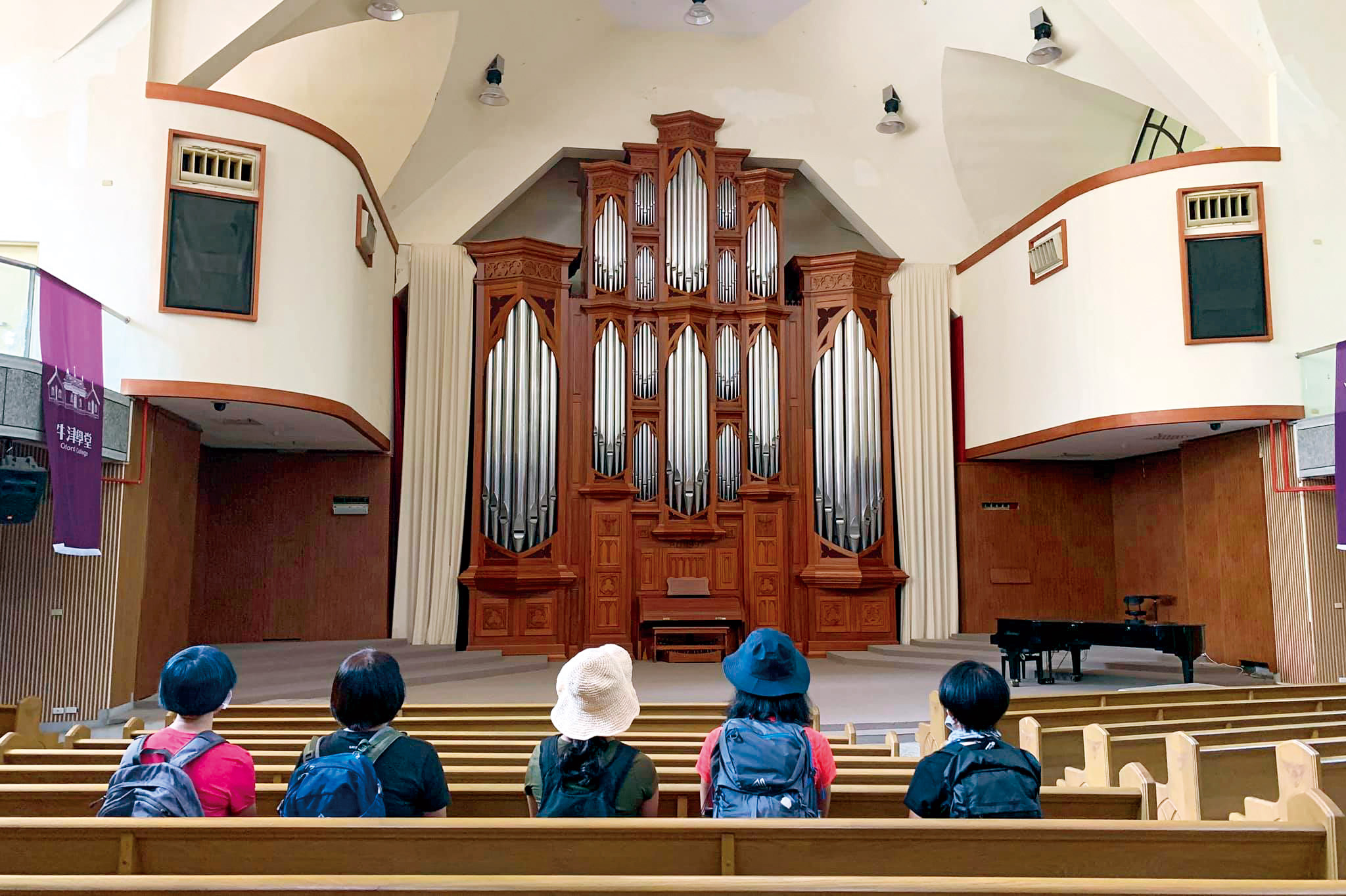 真理大學禮拜堂內，有全台第三大管風琴。