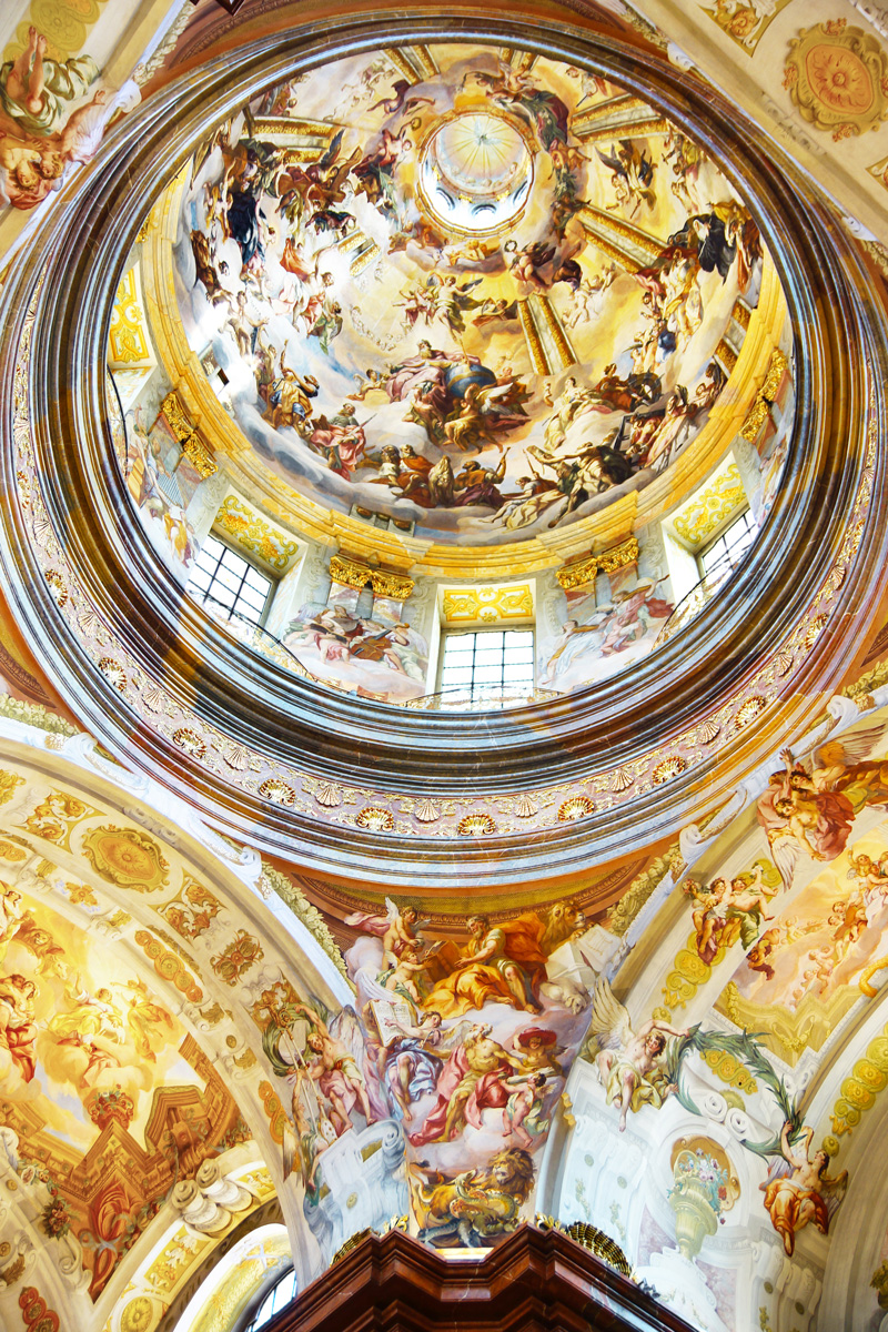 梅爾克修道院曾是哈布斯堡王朝的夏宮，穹頂壁畫描繪了飛翔的雅典娜與她的黃金戰車。（圖片來源／shutterstock）
