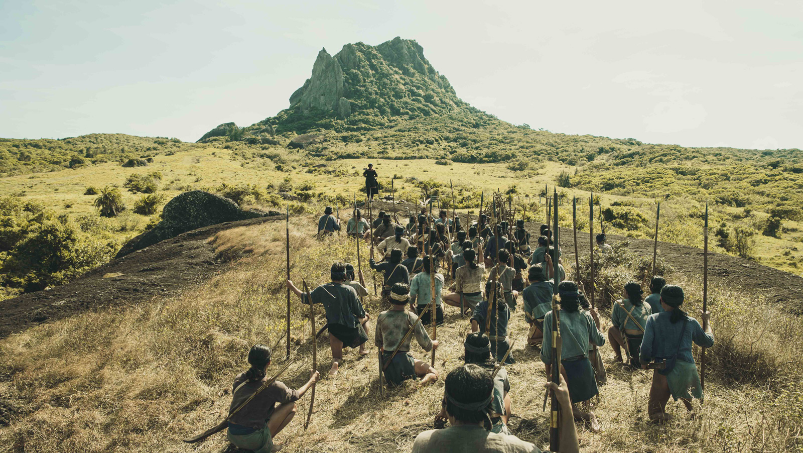 《斯卡羅》風祭司為部落勇士祈福祝禱場景，正好可仰望大尖山。（圖片來源／公視）