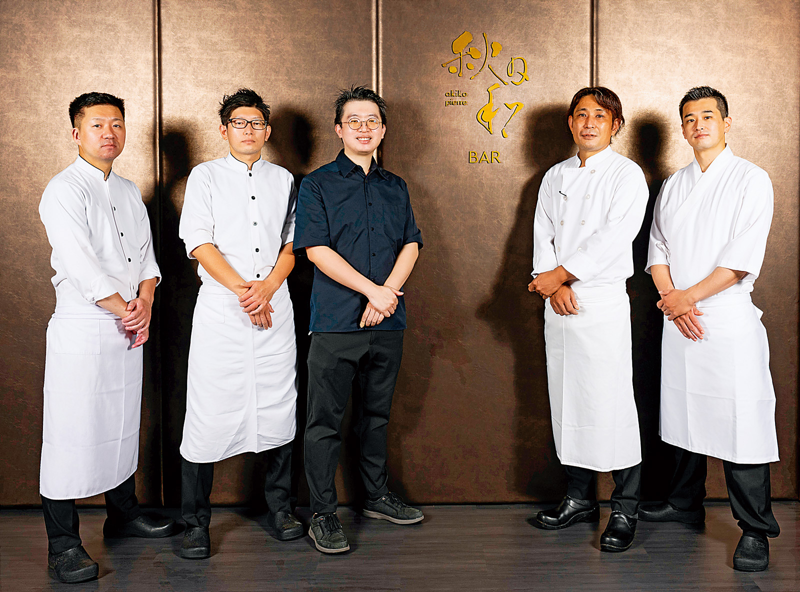 總經理葉子瑜（中）為來自星級名店的料理長們搭建專屬舞台，呈現一生懸命的職人精神與款待之心。（圖片來源／blu koi、秋日和Akiko & Pierre）