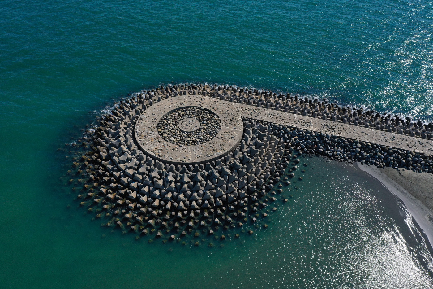 連結漁光島的安平漁港南堤消波塊，被稱為「台灣最美消坡塊」。（攝影：楊文財）