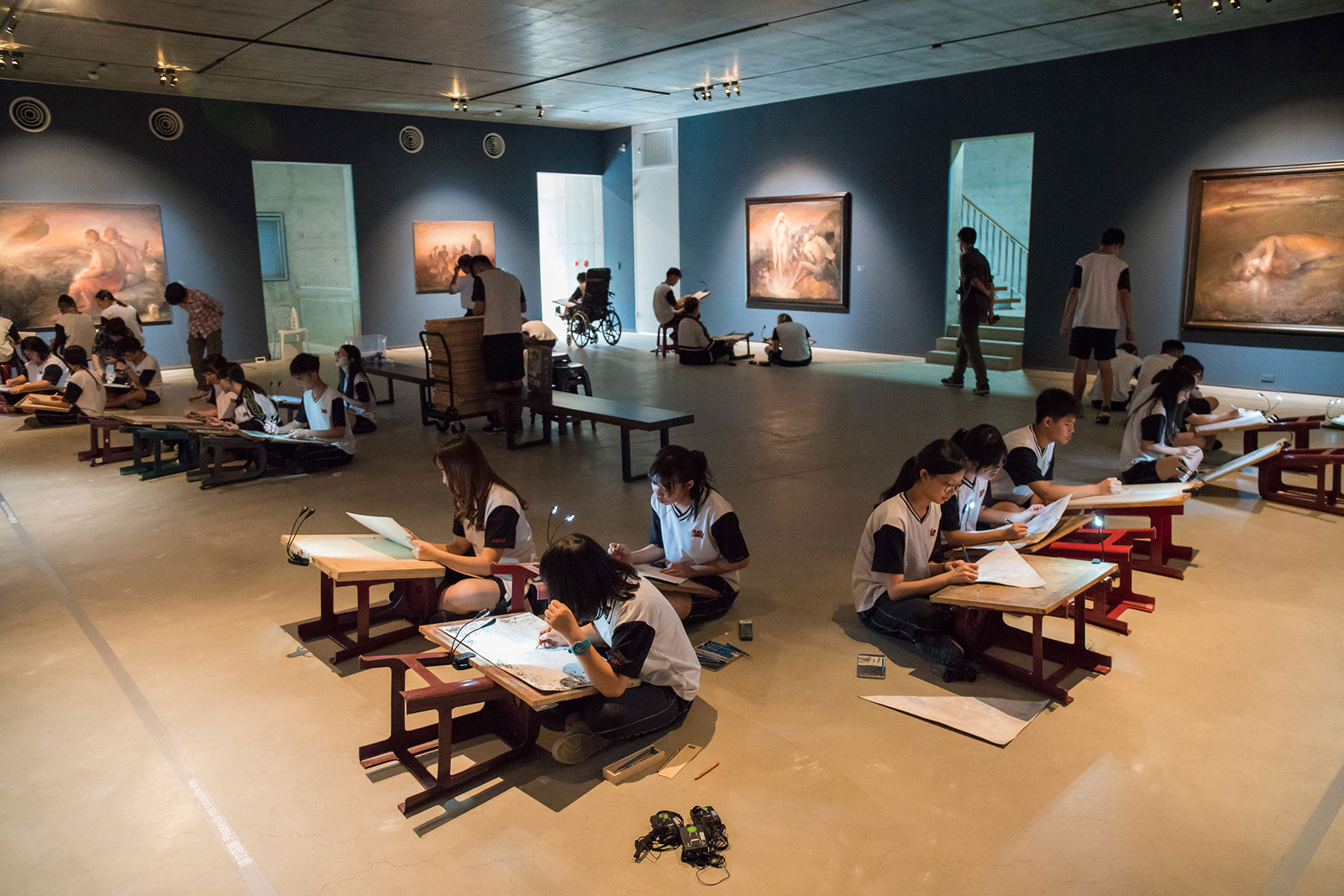毓繡美術館每年為偏鄉學校開設免費美術課，讓缺乏藝術資源的學生們能近身感受作品，進而激發創作。（圖片來源：毓繡美術館提供）
