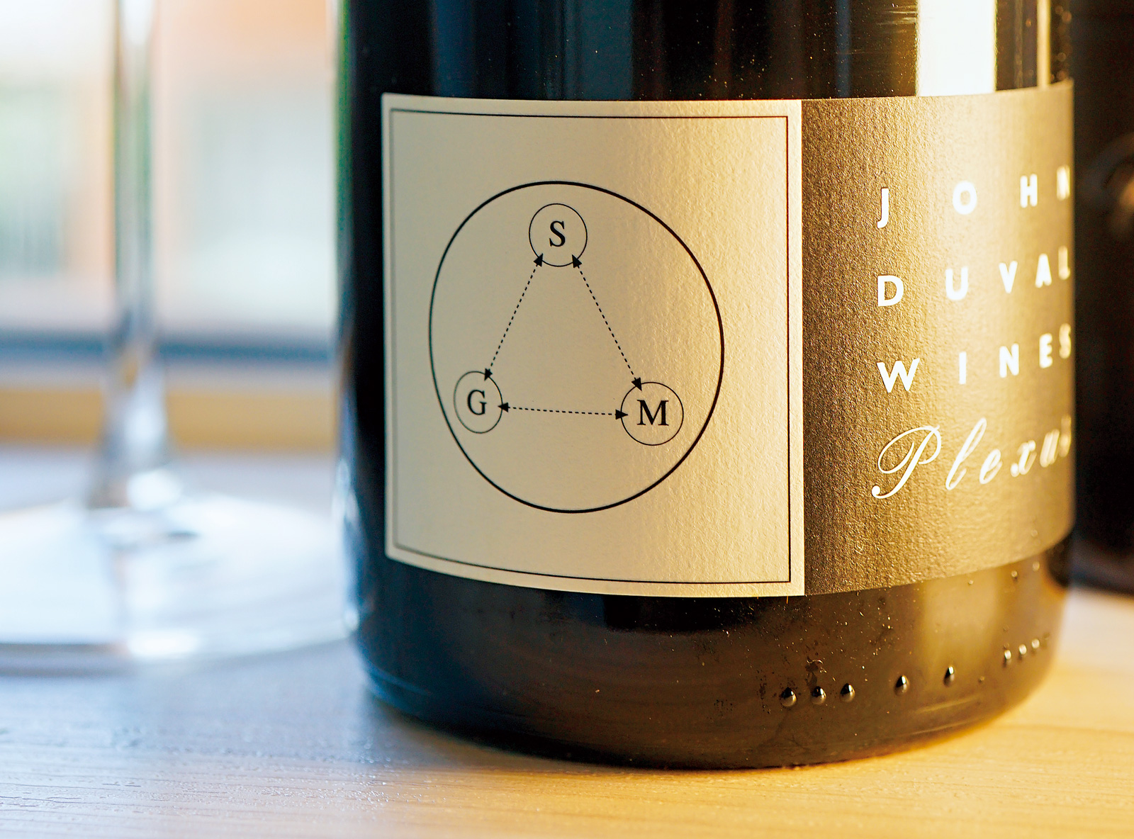 以格納希（Grenache）、希拉滋（Shiraz）和慕維得爾（Mourvédre)三個品種的第一個字母所構成的縮寫。（圖片來源／林裕森）