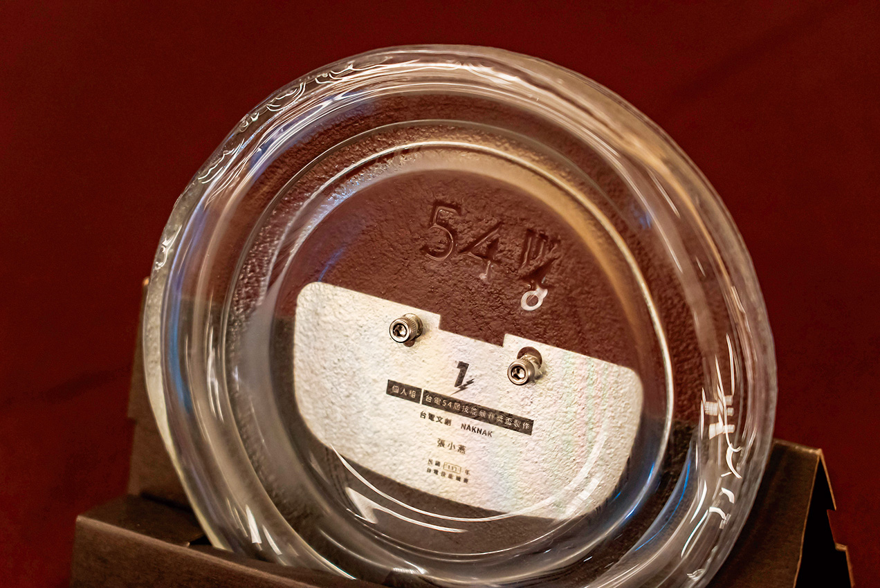 台電文創與設計品牌NAKNAK將退役電表重製成台電技能競賽獎座。(圖片來源/新竹市政府)