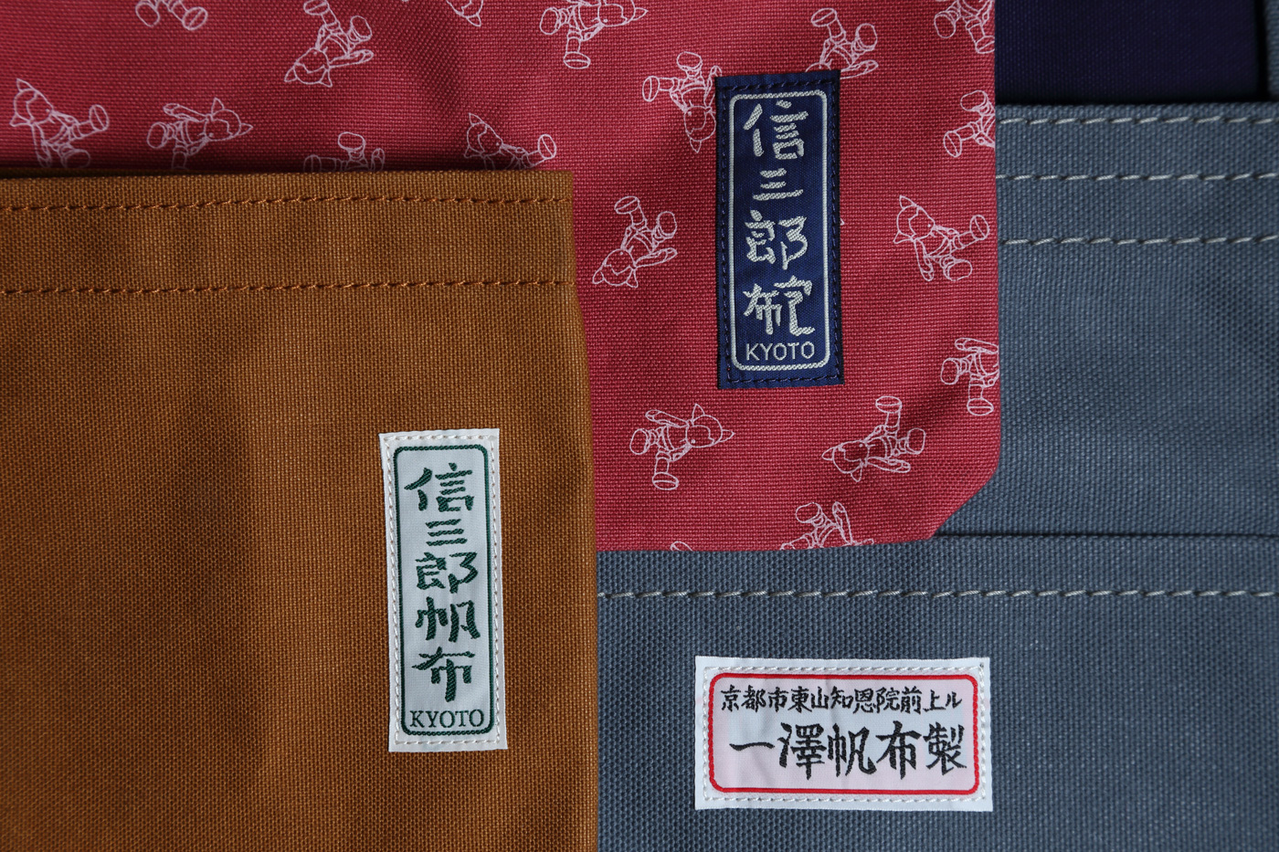 整合後的「一澤信三郎帆布」有三種布標，區分款式系列。（攝影／陳炳勳）