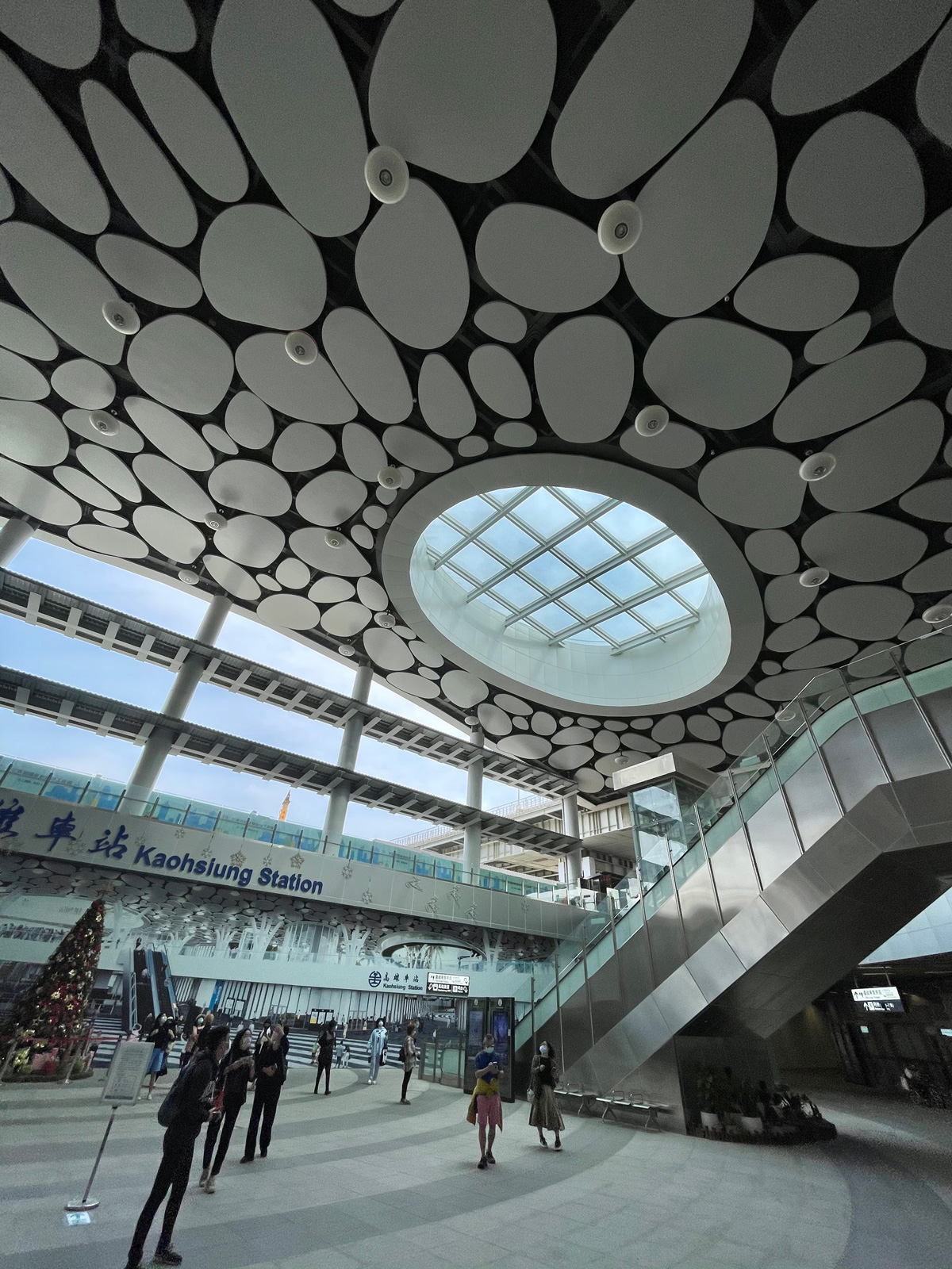 新高雄火車站天花板以大大小小橢圓金屬板裝飾，帶有種前衛科技氛圍。（攝影／李清志）