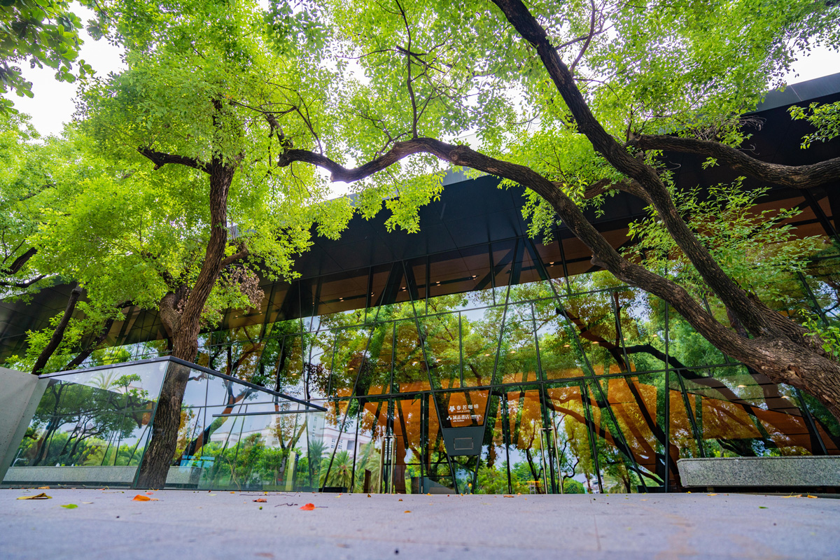 屏東縣立圖書館坐落於森林裡，去圖書館就像走進一座森林。（圖片來源／屏東縣政府）