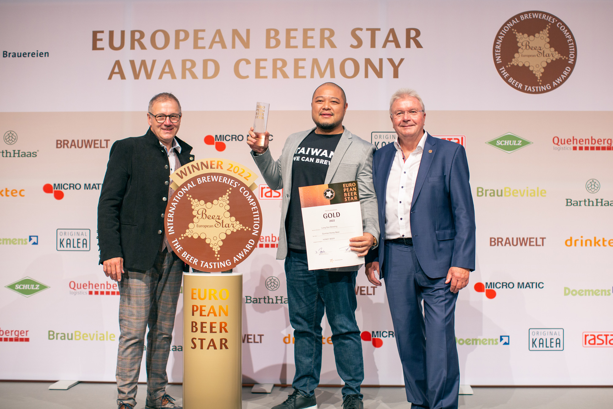 金色三麥以招牌蜂蜜啤酒在歐洲啤酒之星大賽拿下金牌，執行長葉冠廷（中）親自飛往德國領獎。（圖片來源：金色三麥提供）