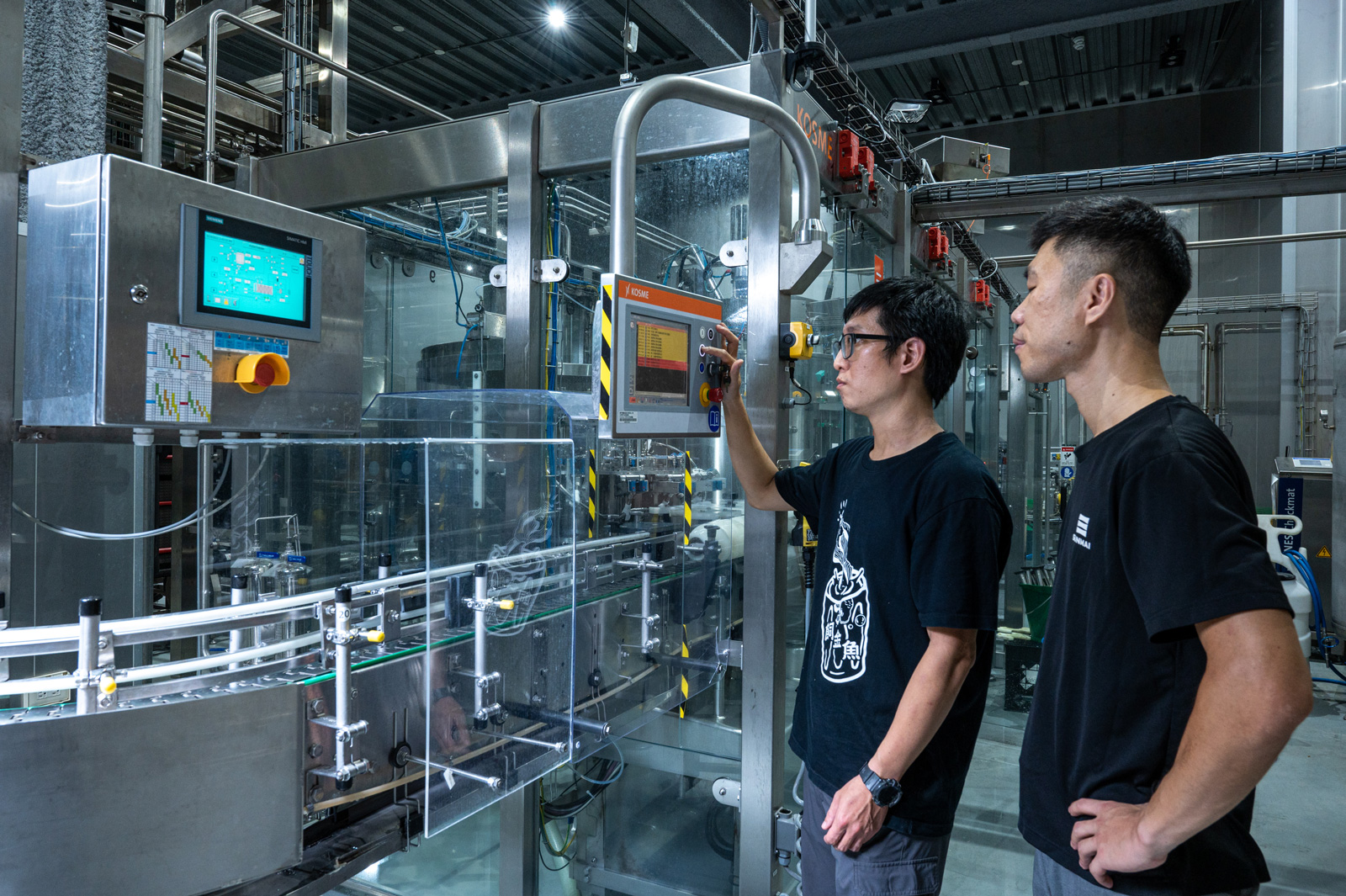 兩位釀造課長負責監控品管，確認酒廠各設備及管理製程分工，身負重任。（攝影：李婉蓉）