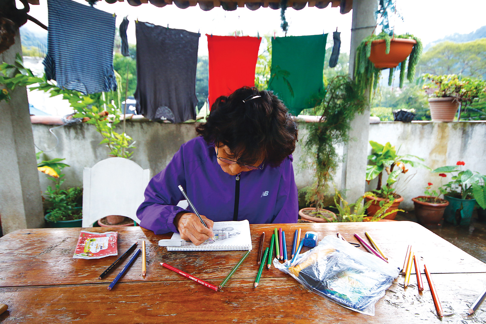初次旅行，媽媽韓東益拍了2萬多張兒子的照片，這回她用畫畫記錄，把一家人全畫進去。（圖片來源／EZ叢書館）