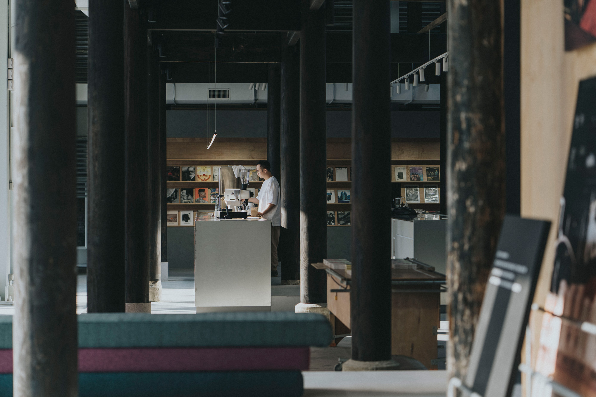 台灣府儒考棚裡有座咖啡店Coffee Stopover，延續街區附近早期茶街文化。（圖片來源：中島GLAb提供）