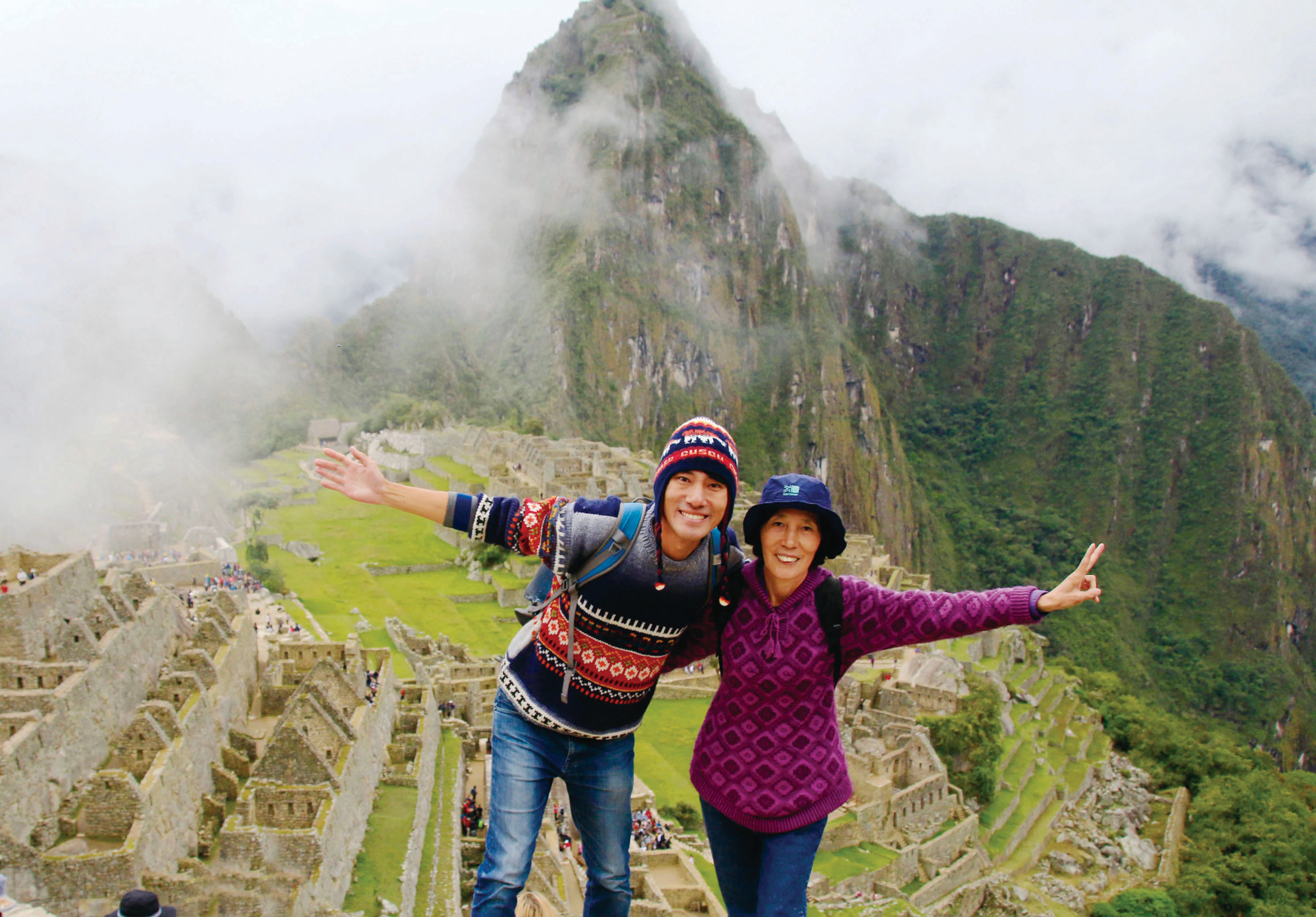 千辛萬苦克服高山症，媽媽韓東益（右）和兒子太源晙來到期待已久的馬丘比丘。（圖片來源／EZ叢書館）