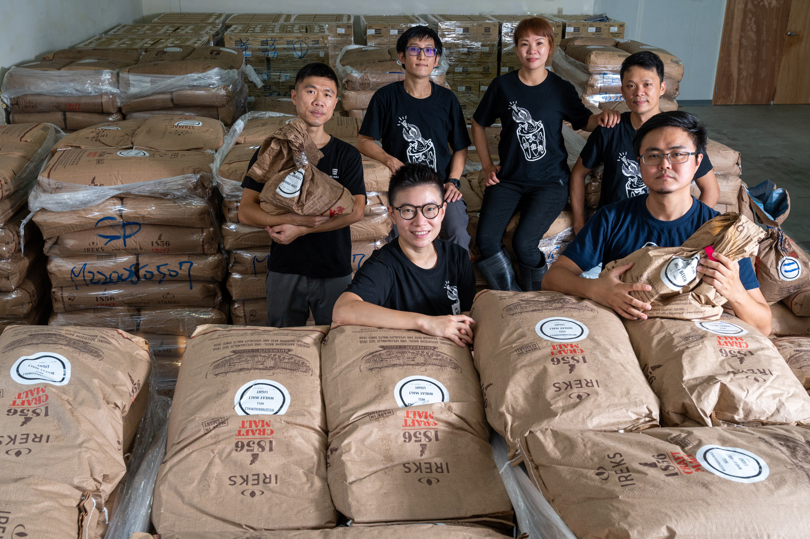 SUNMAI金色三麥釀酒團隊。前排左起為SUNMAI副廠長及首席釀酒師詹于慧、毛青樺；後排左起為吳俊宏、艾頎勛、潘韻方、林季杰。（攝影：李婉蓉）