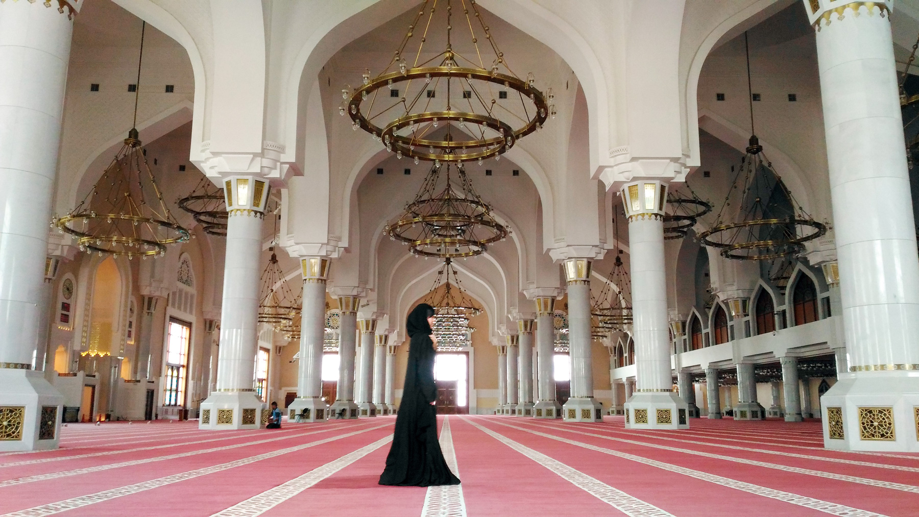 2011年開幕的卡達瓦哈比清真寺，女性要換上伊斯蘭頭巾黑袍始可進入。（圖片來源／黃明瑋）