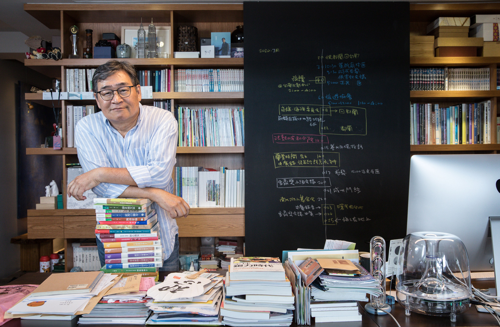 王浩一至今已出版20多本書，有關於職場、節氣、食材、小說的，寫作題材千變萬化，如同他難以被歸類的身分介紹。（攝影／陳宗怡）