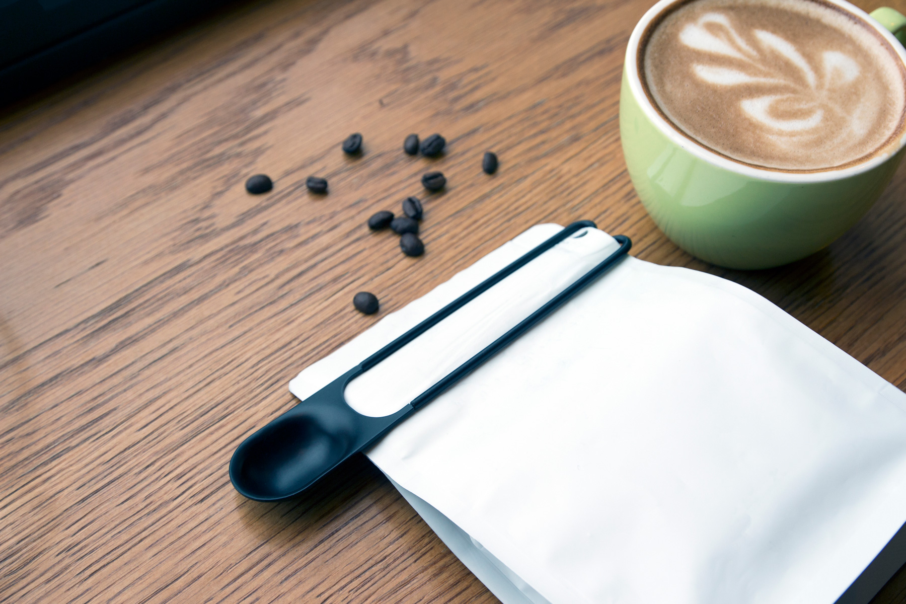 咖啡粉勺的手柄結構設計成類似迴紋針狀，能盛裝咖啡粉也能固定袋口。（圖片來源／岸頭設計）
