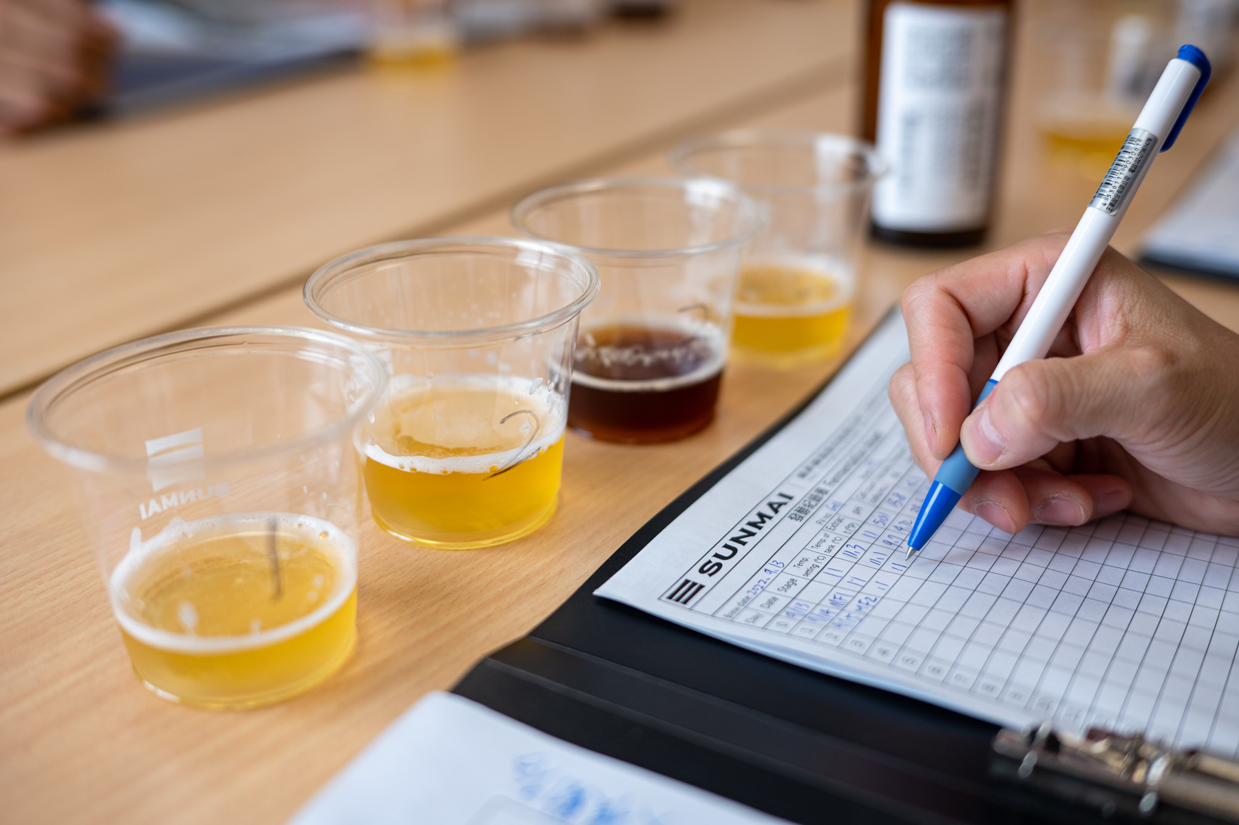 為確保每一批啤酒品質的穩定性，團隊在會議室反覆品飲測試。（攝影：李婉蓉）