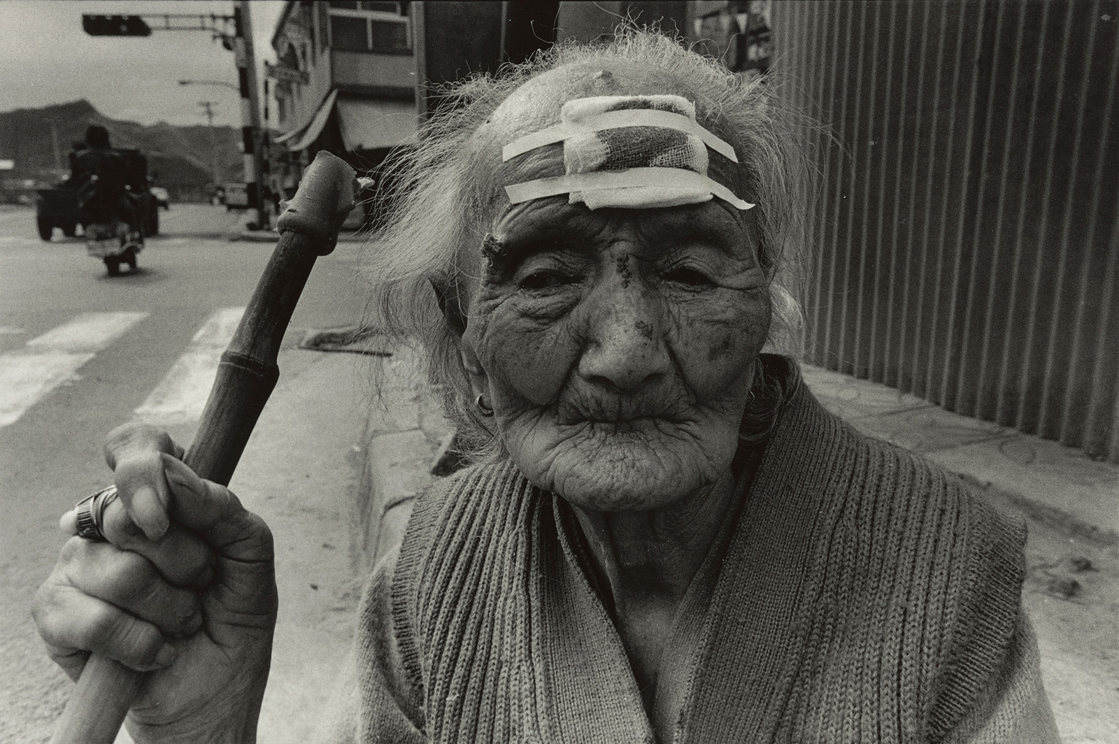 葉清芳以特寫鏡頭，將焦點聚集在佝僂的老婦人與其空洞的眼神，也呈現攝影師與一名阿嬤的街頭邂逅。（圖片來源／國家攝影文化中心）