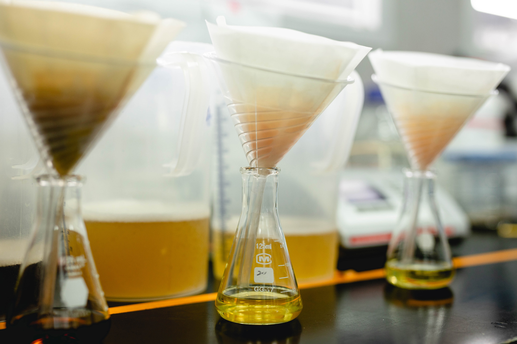 新品上市前須經過多道實驗，取得精準數據。（攝影：李婉蓉）