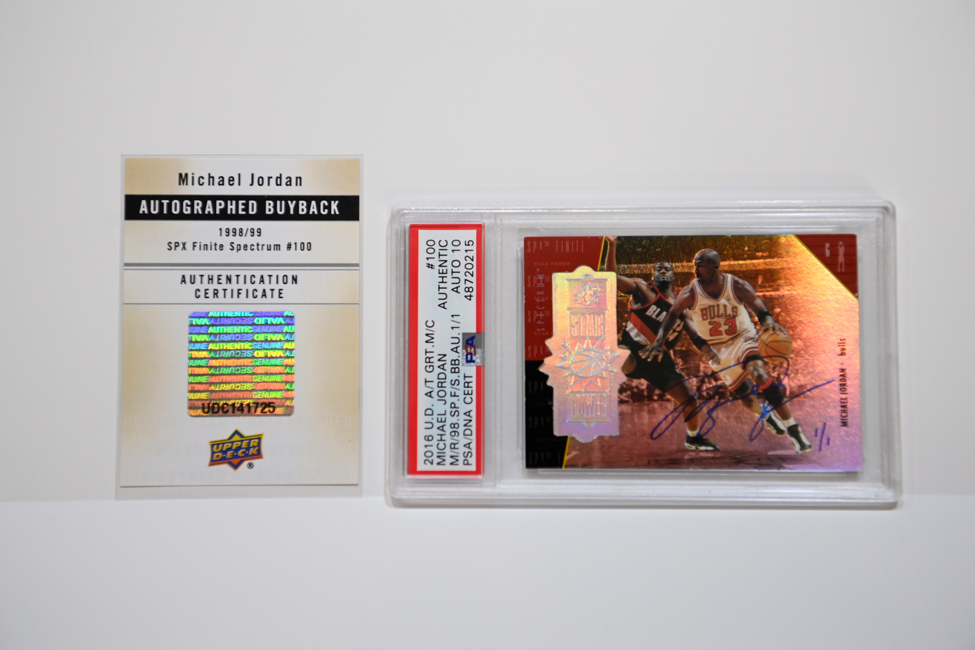 麥可喬丹親筆簽名球員卡，附防偽證書。（攝影／程思迪）