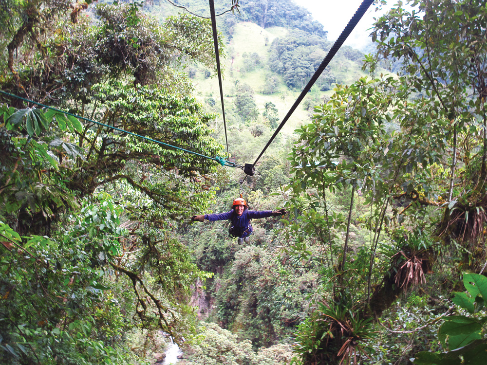 韓東益從有懼高症，到在厄瓜多高空滑索玩上癮。（圖片來源／EZ叢書館）