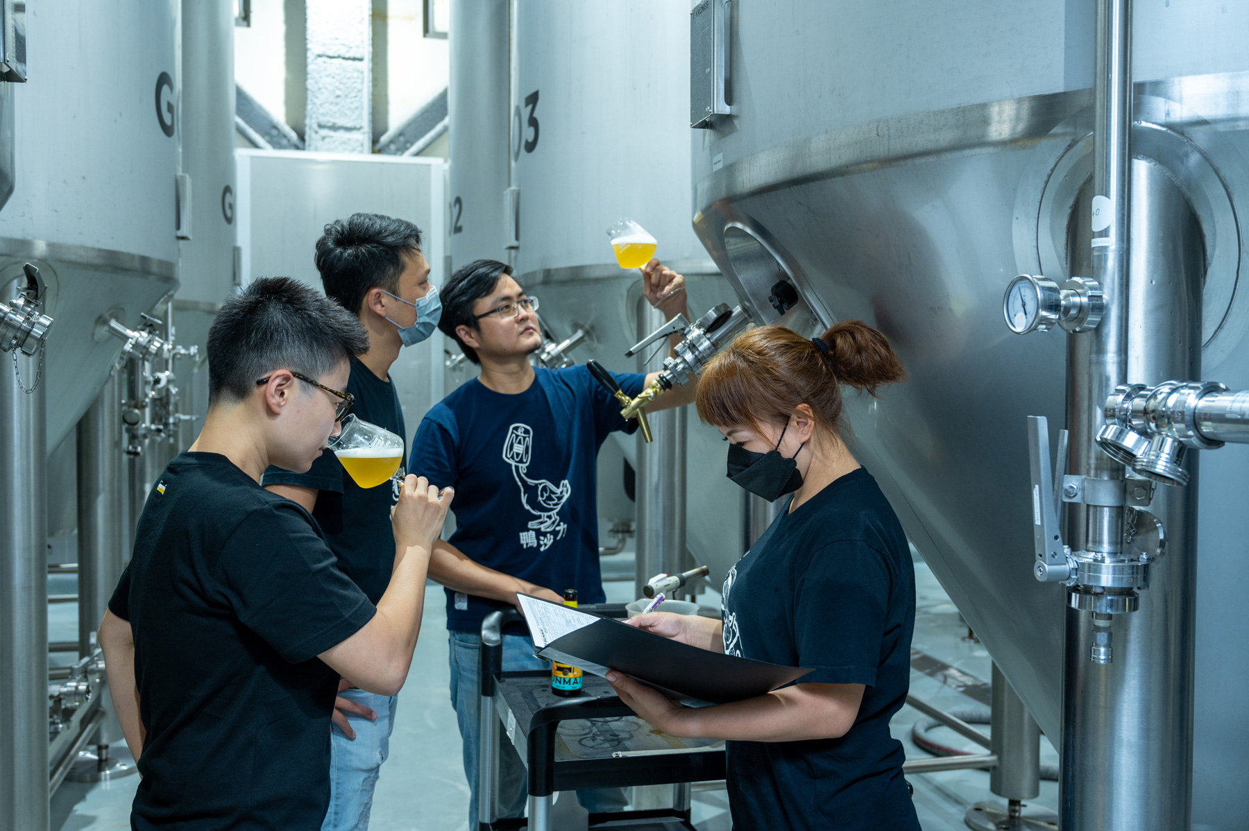 產品研發團隊平常得在酒廠，進行新產品及原物料釀造測試實驗。（攝影：李婉蓉）