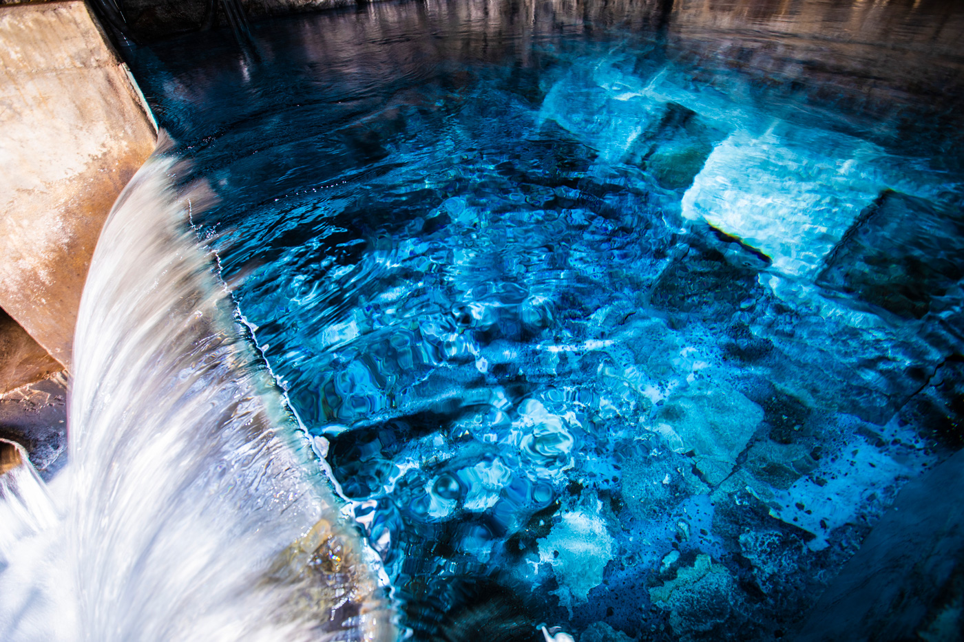 泉水本身清澈透明，但因地質與水折射，而形成藍寶石色澤。（攝影／郭涵羚）