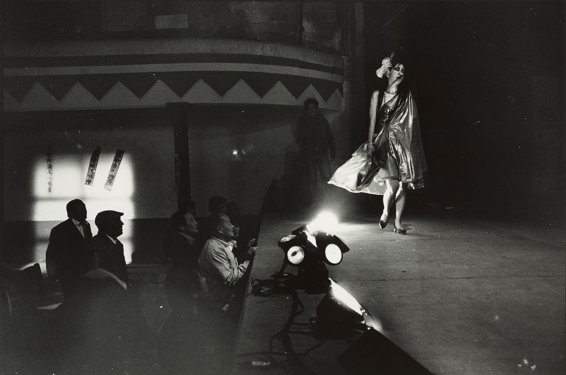 葉清芳於1988年拍攝的〈昇平戲院〉，記錄沒落的戲院成為牛肉場歌舞秀舞臺的景象。（圖片來源／國家攝影文化中心）