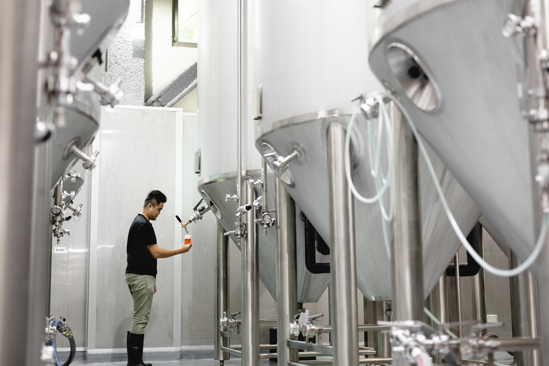 2018年落成的光復酒廠，除了提升產能，也引進新穎釀酒技術，讓風味更趨於穩定。（攝影：李婉蓉）