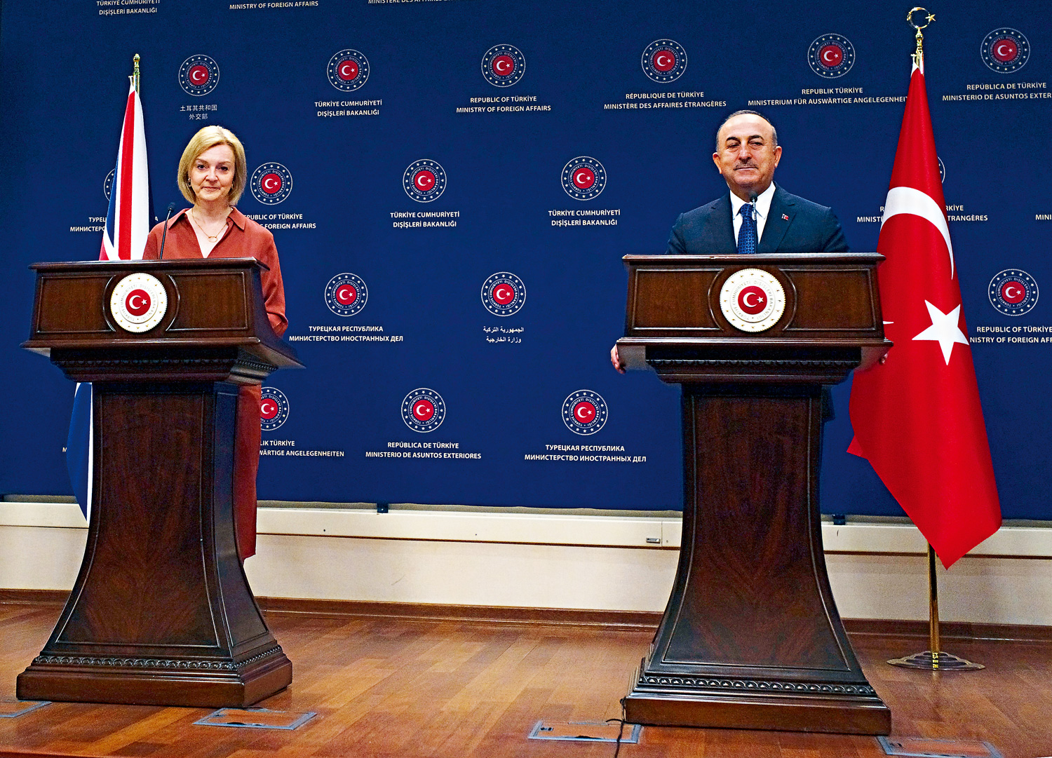 2022年6月，時任英國外交大臣特拉斯訪問土耳其，偕土耳其外交部長卡夫索格魯召開記者會。（圖片來源／達志影像）