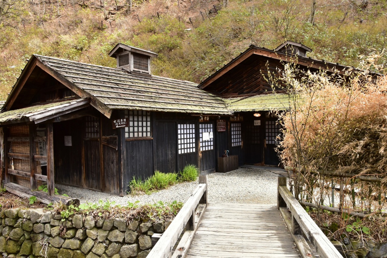 鶴之湯的復古舊時體驗,彷彿跌入日本時代劇,還保留古老的茅草屋頂,每六年更換一次避免老朽。(圖片來源/東北觀光旅遊資訊網)
