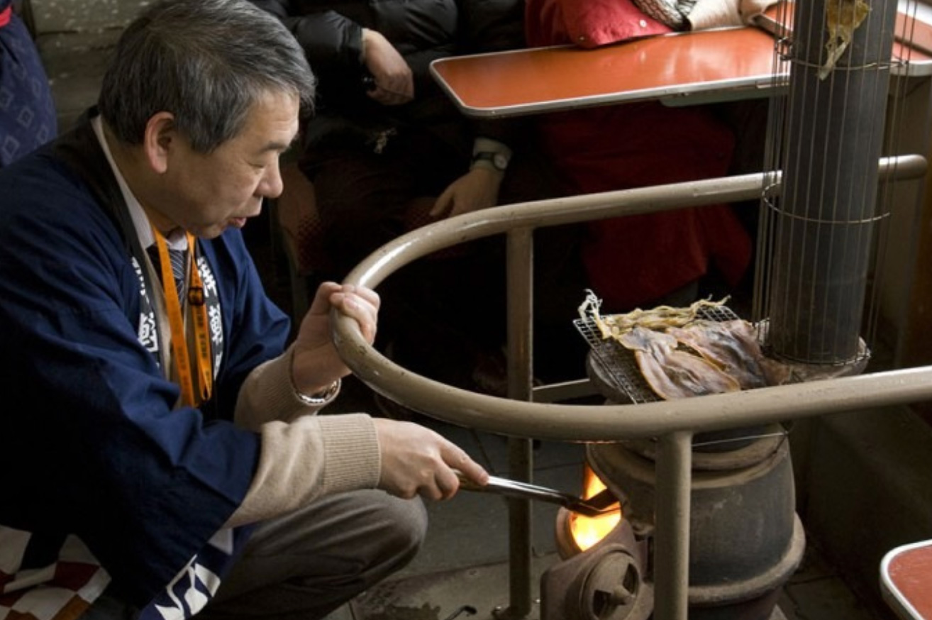 乘客可以購買魷魚、清酒與銅鑼燒，工作人員甚至會在暖爐上幫忙烤魷魚。（圖片來源／津輕旅遊指南官網）