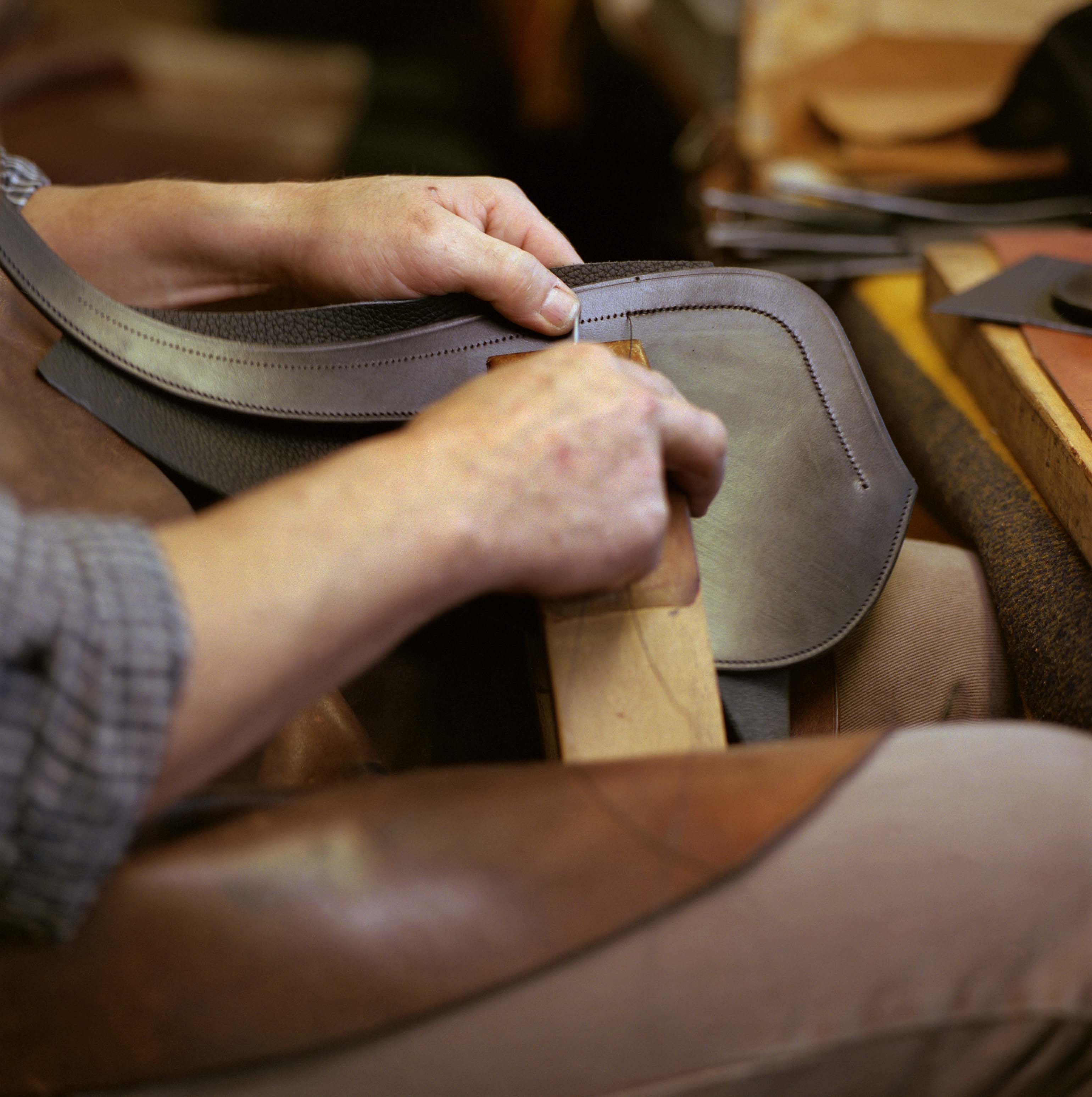 愛馬仕獨有的「馬鞍雙針縫法」，讓皮革接縫處更緊密。（圖片來源／愛馬仕）