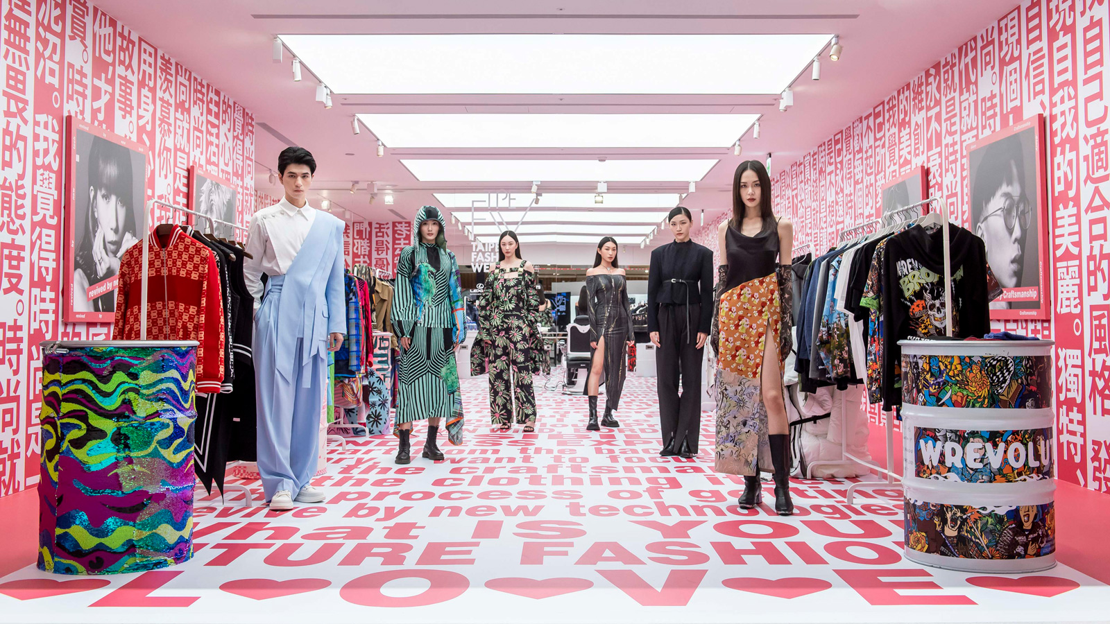 設計師時尚快閃店的地板與牆壁布滿街頭民眾的時尚主張，凱渥名模展演台灣設計師們的作品。（圖片來源／台北時裝週）