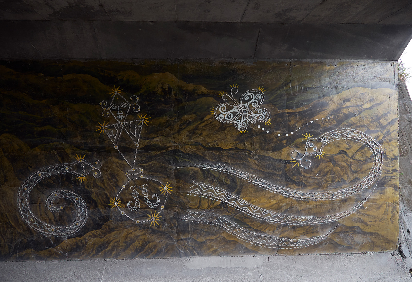 台東在地藝術家見維巴里，以玻璃馬賽克做成的「祢那邊」壁畫。（攝影／王文廷）