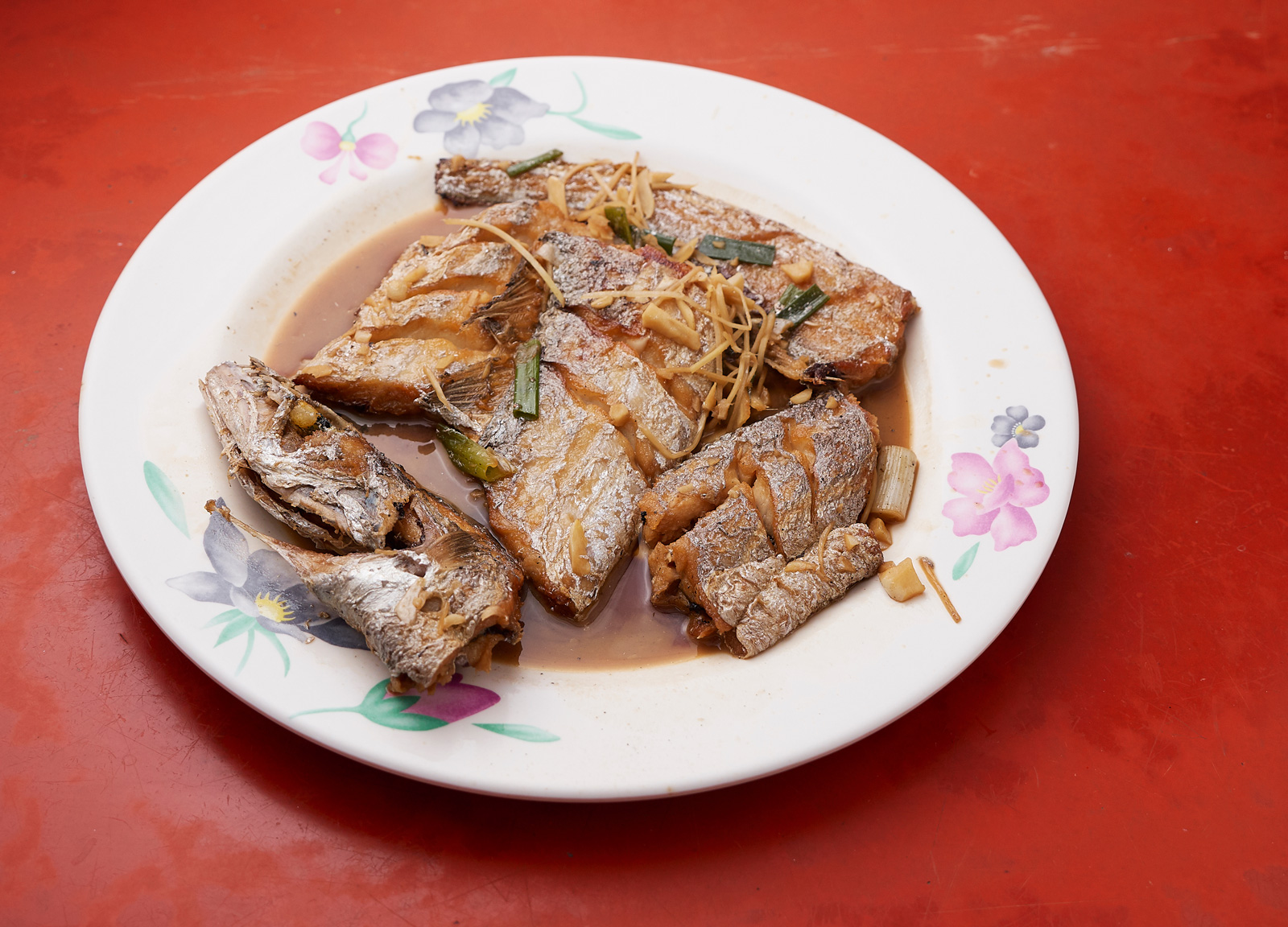 「紅燒油帶魚」做法並不難，但是要取得新鮮的油帶魚，就得看店家與船長的交情了。（攝影／王文廷）