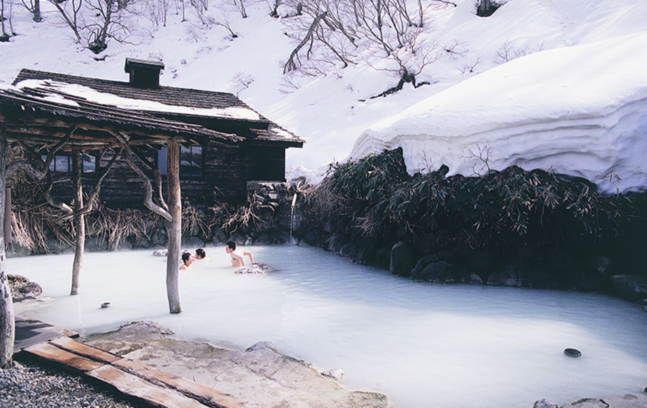 鶴之湯有山、雪景,在茅草屋泡湯也是新鮮的體驗。(圖片來源/日本觀光局)