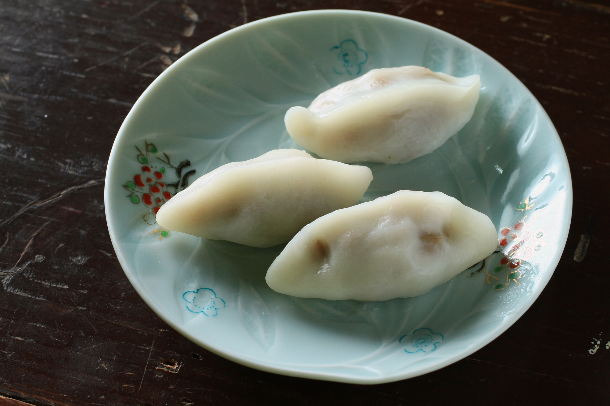 澎湖人在冬至除搓圓子外也吃菜繭，內餡分鹹、甜二種。（攝影／呂恩賜）