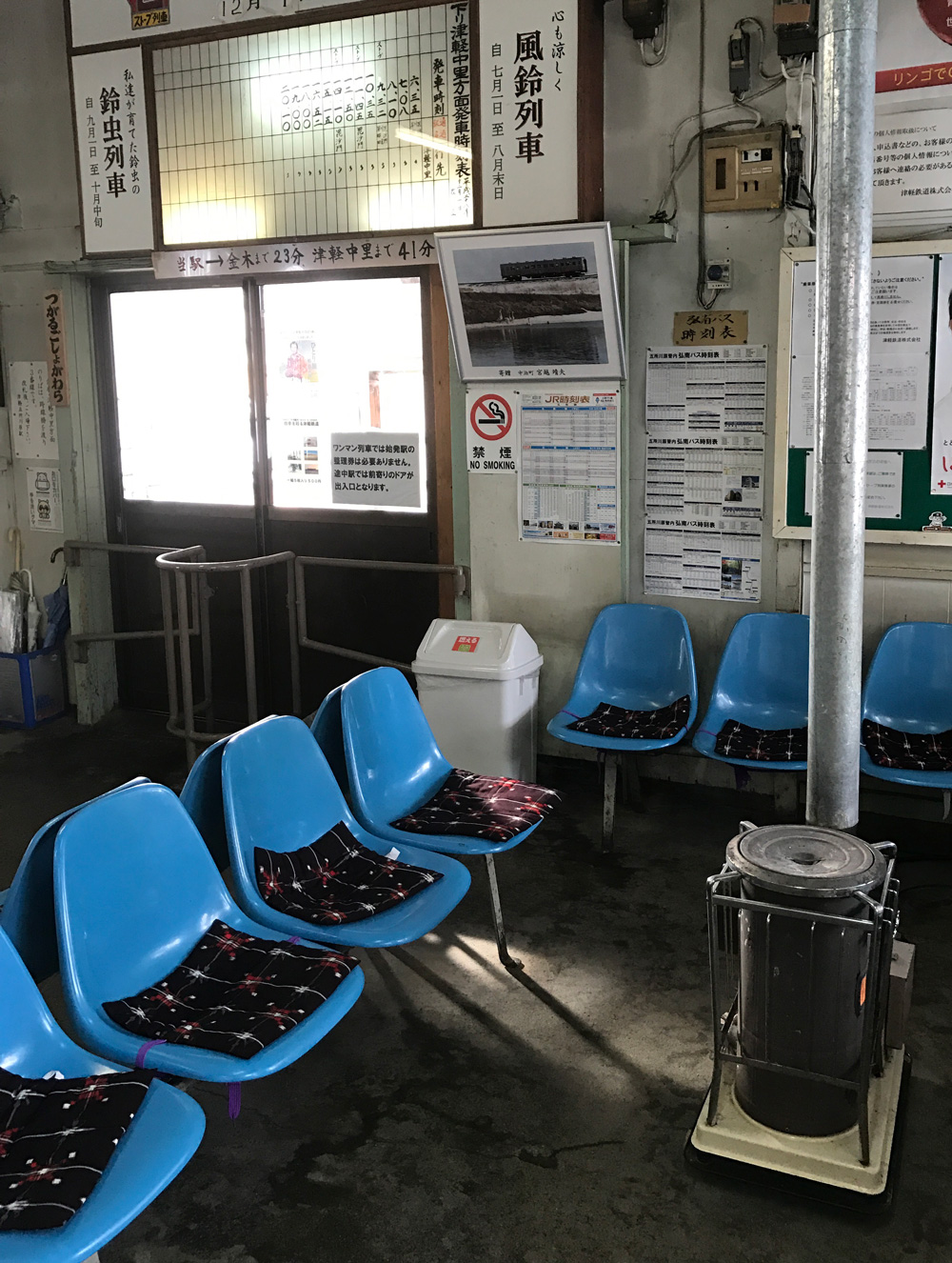 五所川原車站但是卻有著懷舊的強烈氛圍，候車室裡放著一台暖爐，讓遊客可以取暖解凍。（攝影／李清志）