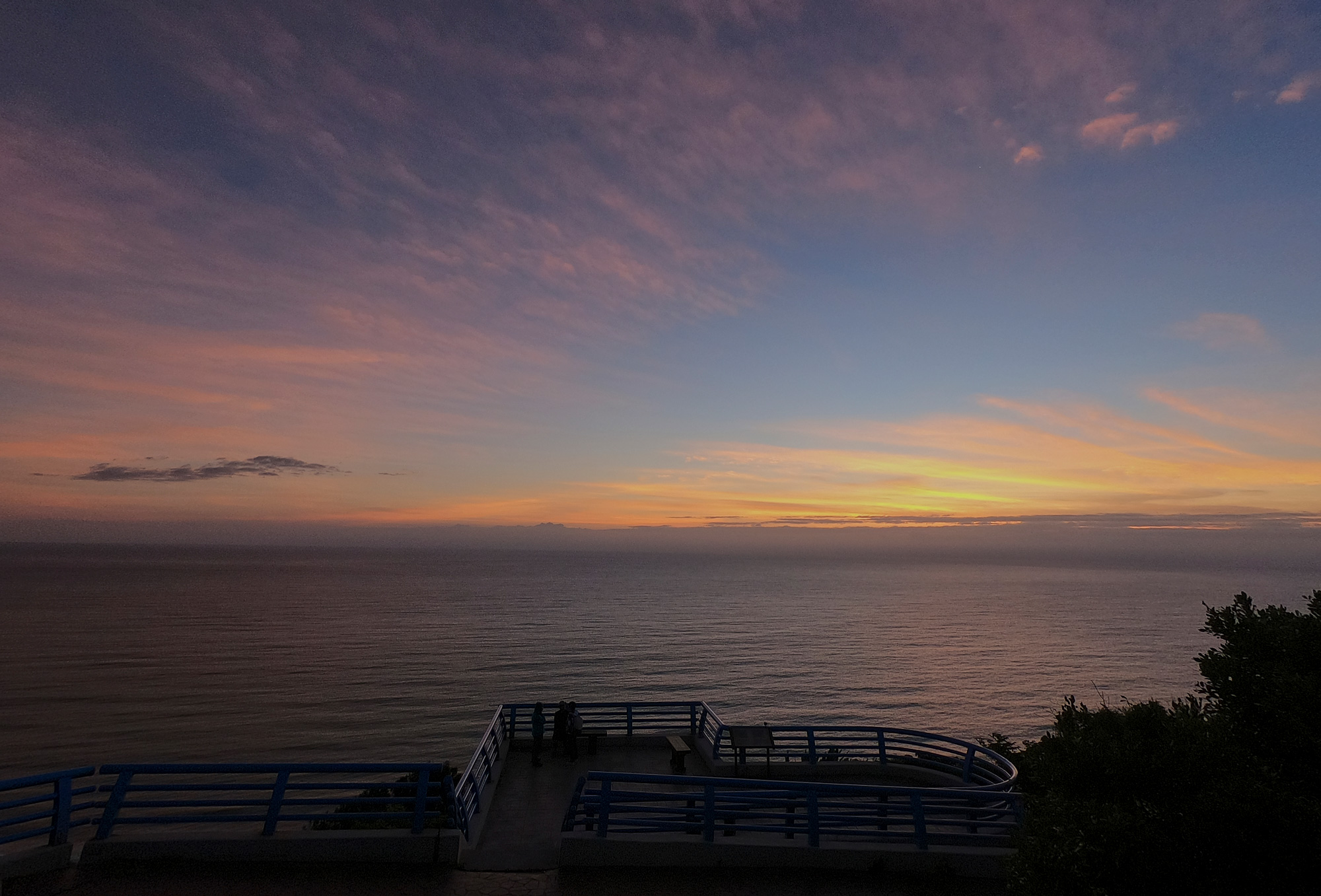 視野絕佳的觀海平台，能一眼望見美麗的花東海岸。（攝影／王文廷）