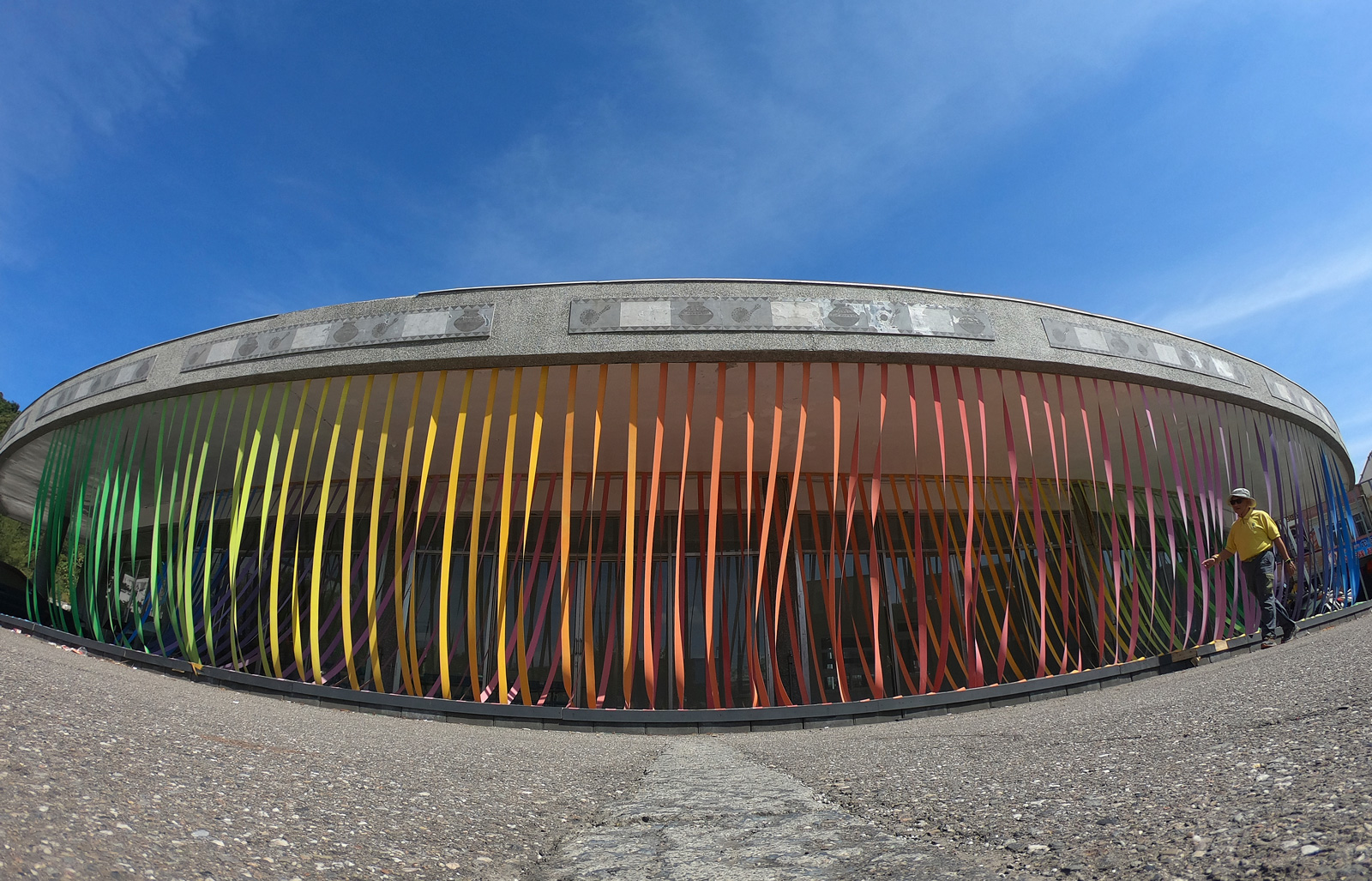 「南方以南－南迴藝術計劃」將大武轉運站建物重新活化利用，這是法國安．芙羅瑞（Anne-Flore Cabanis）的作品《彩虹隧道》。（攝影／王文廷）