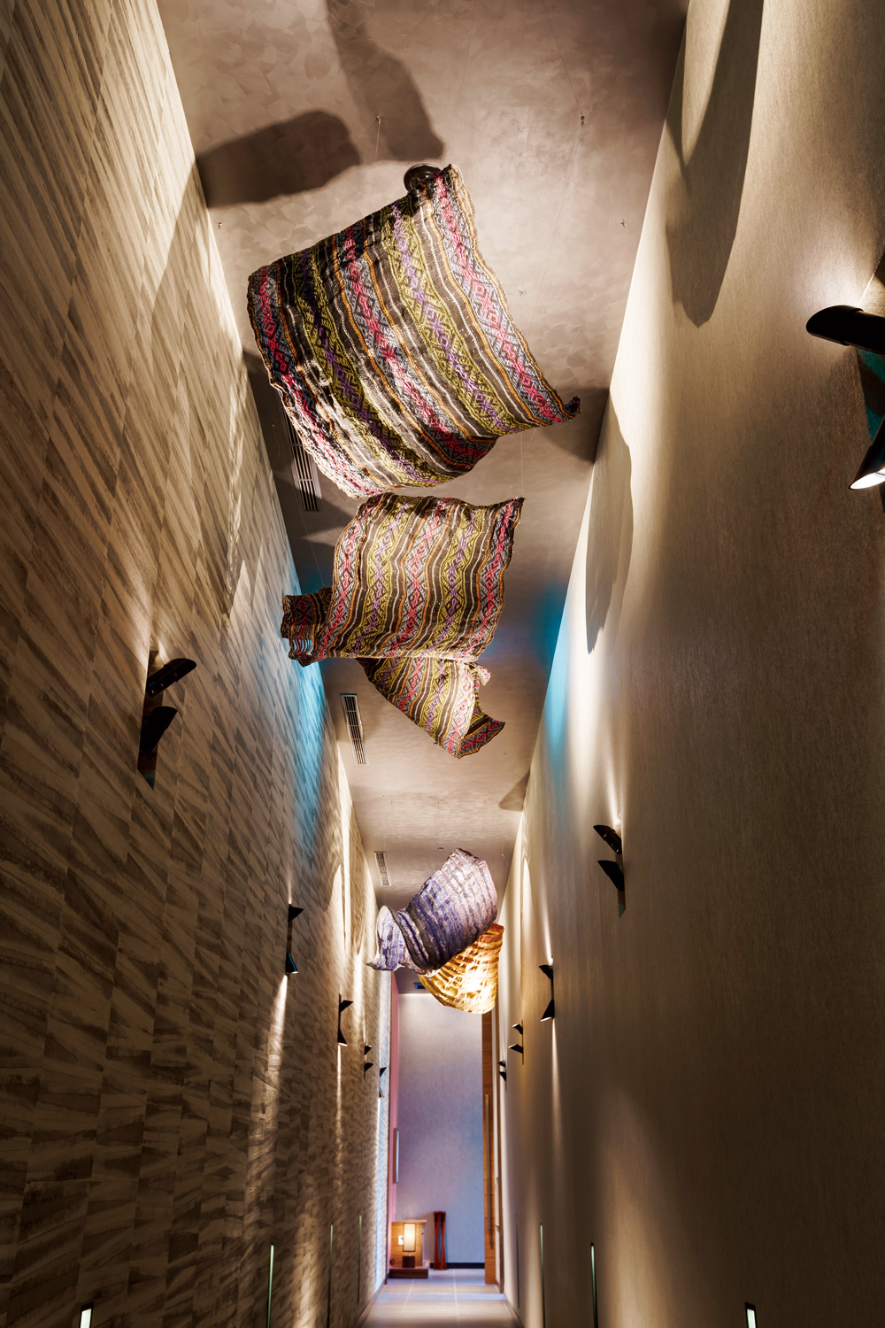 尤瑪・達陸的織布裝置藝術，隨著打燈角度變化不同樣貌。（攝影：陳鴻文）