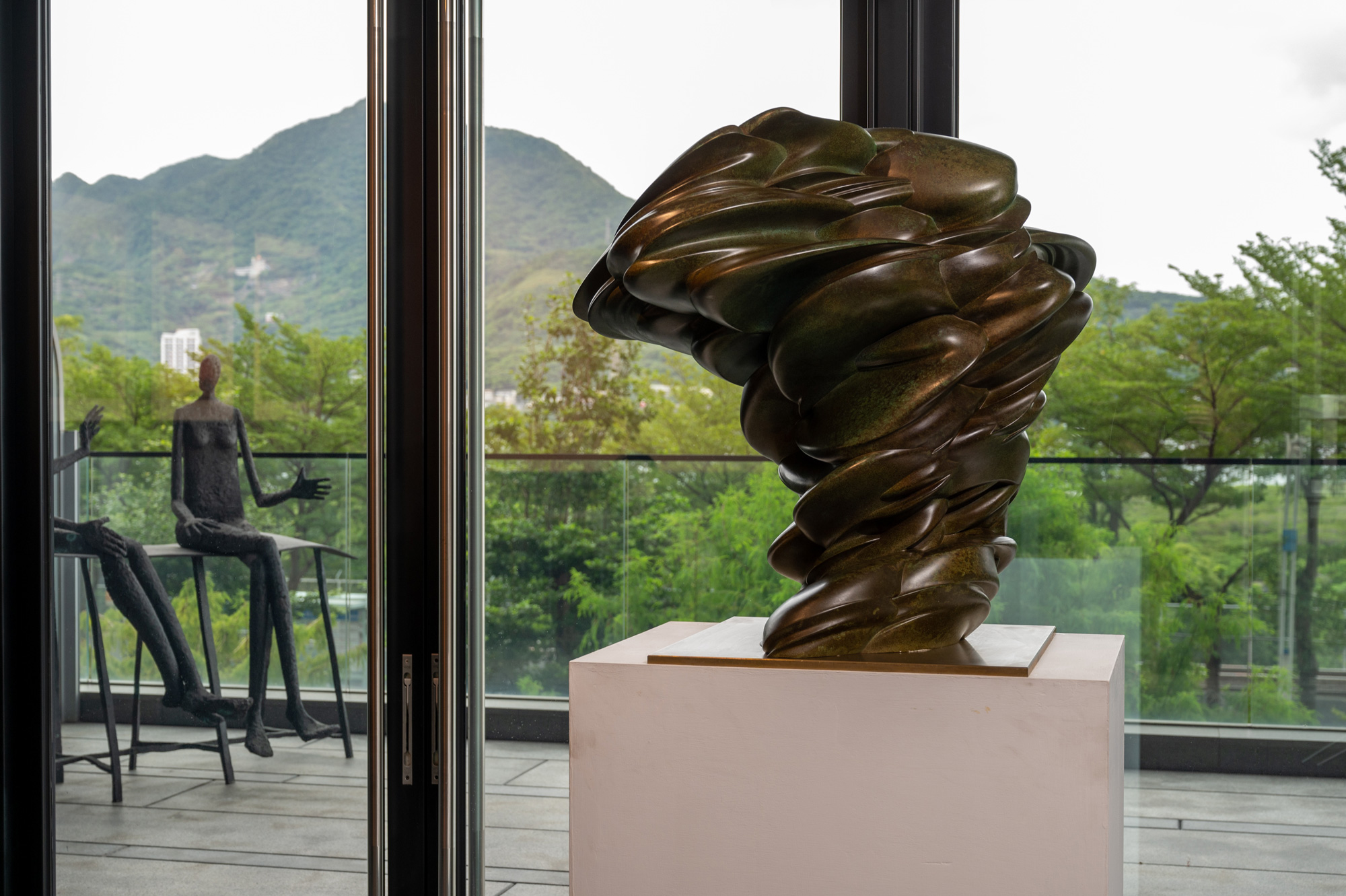 小美術館中英國雕塑家東尼・克雷格（Tony Cragg）的銅塑「Off the Mountain」，價格直逼一輛超跑。（攝影／李婉蓉）